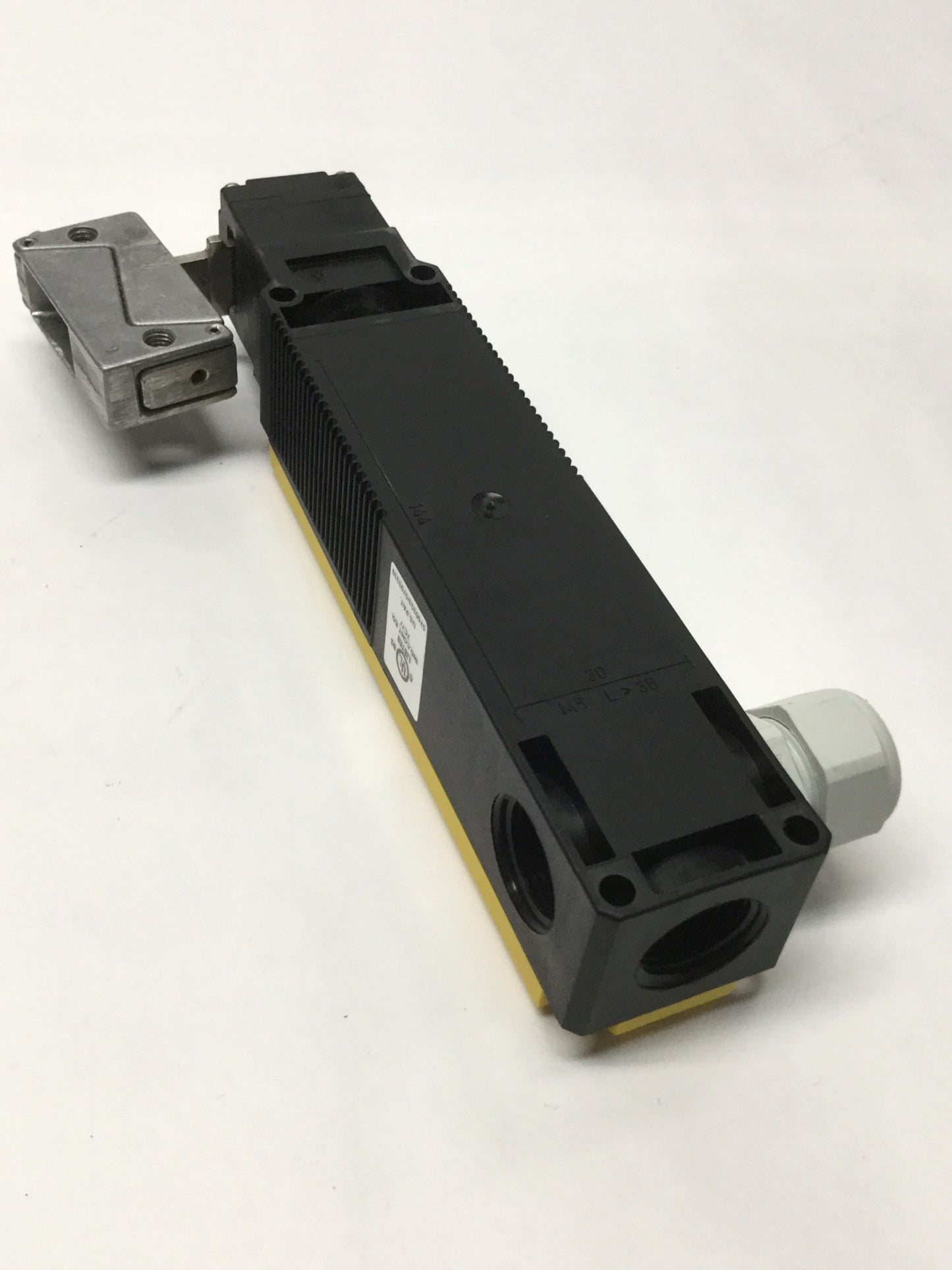 Used SICK i10-E0233 Solenoid Door Interlock Safety Switch 3NC-1NO w/ Key Actuator