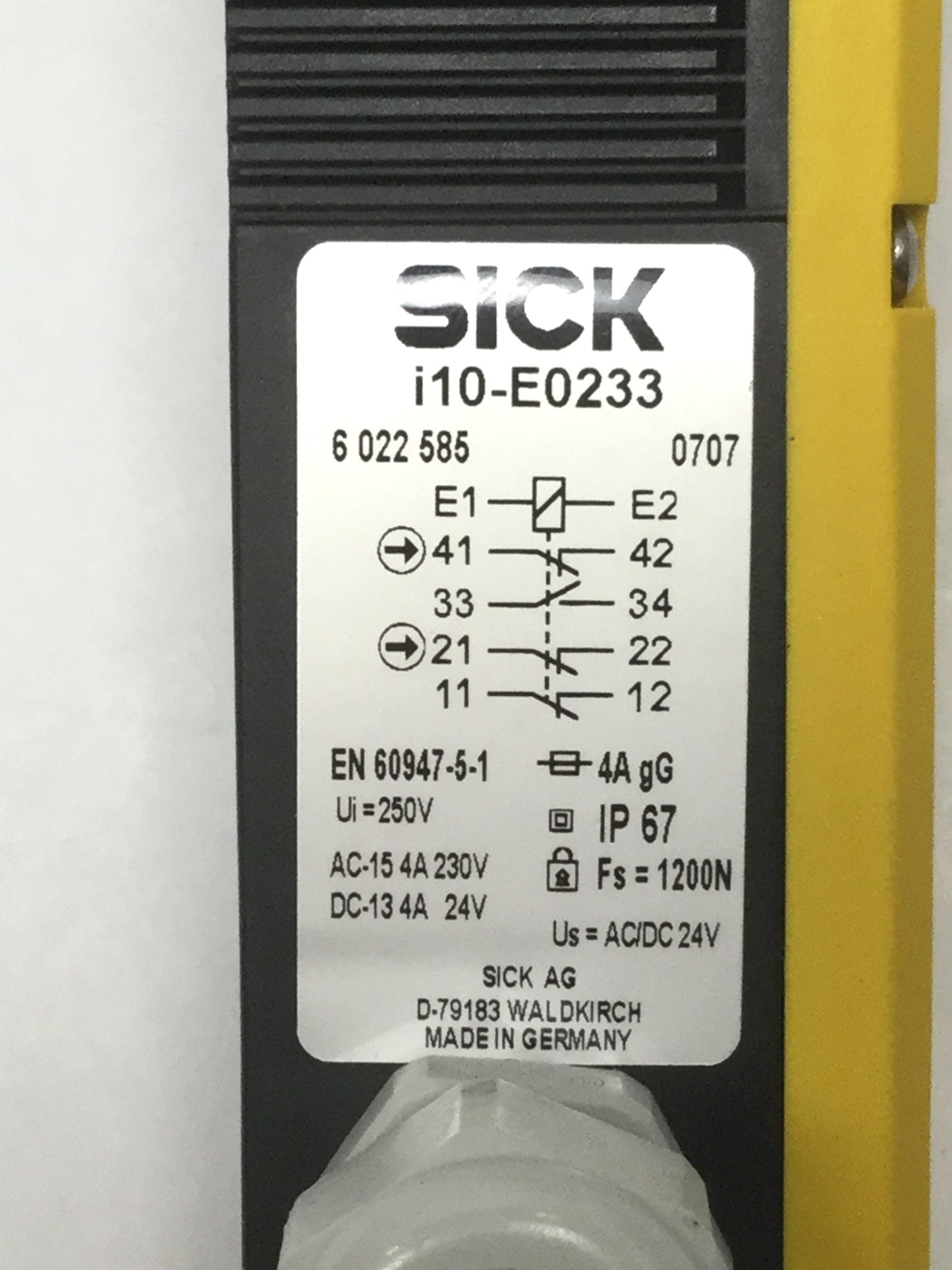 Used SICK i10-E0233 Solenoid Door Interlock Safety Switch 3NC-1NO w/ Key Actuator