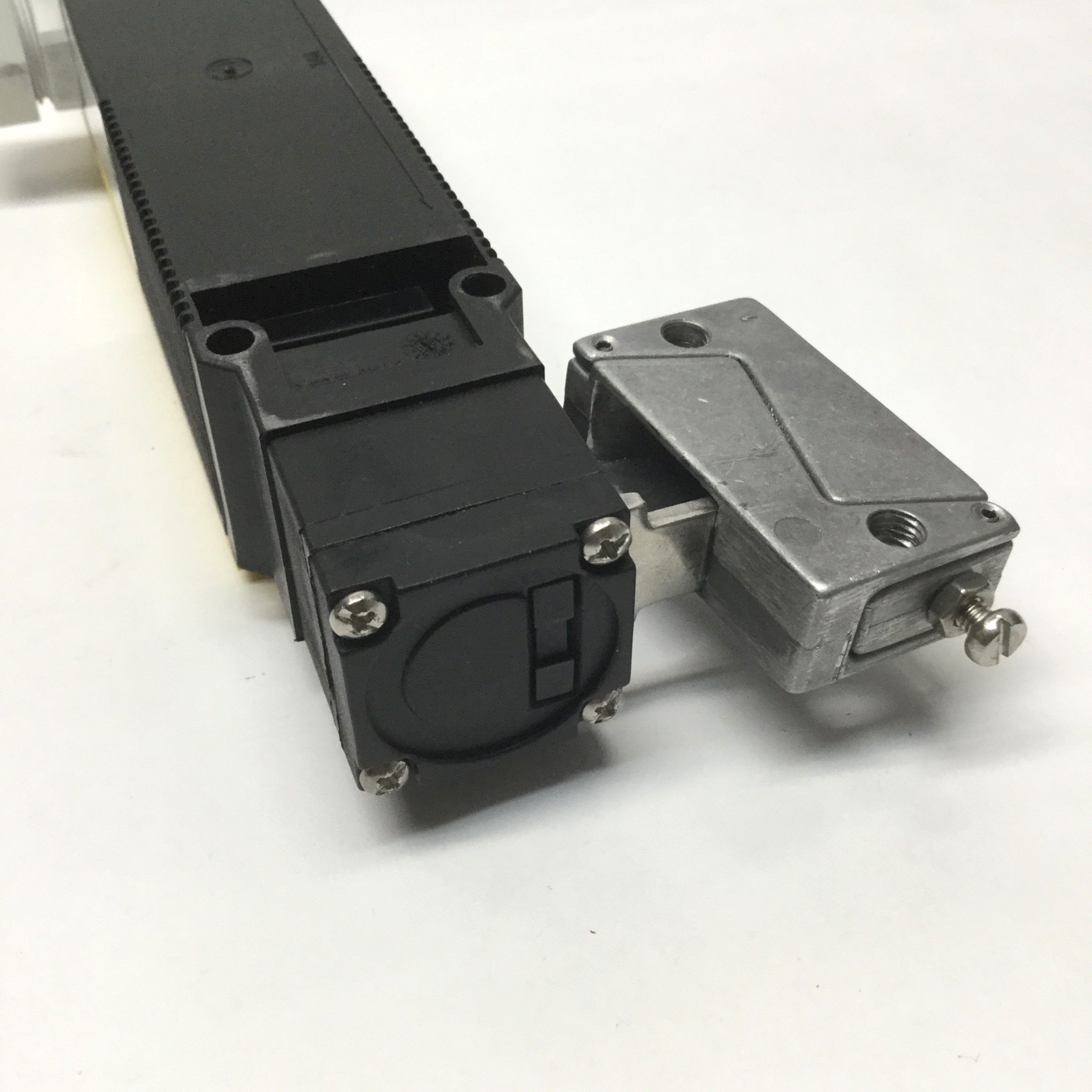 SICK i10-E0233 Solenoid Door Interlock Safety Switch 3NC-1NO w