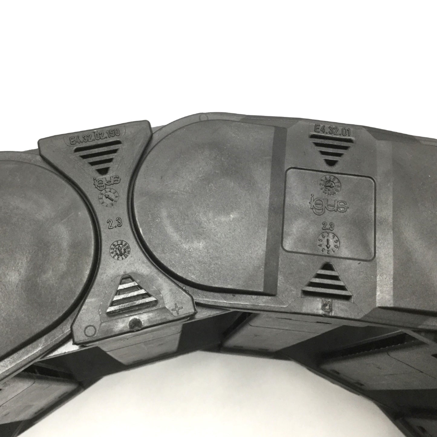 Used Igus E4.32.01 E4.32.02.150 Energy Chain, Length: 38", Inside: 4.92" x 1.25"