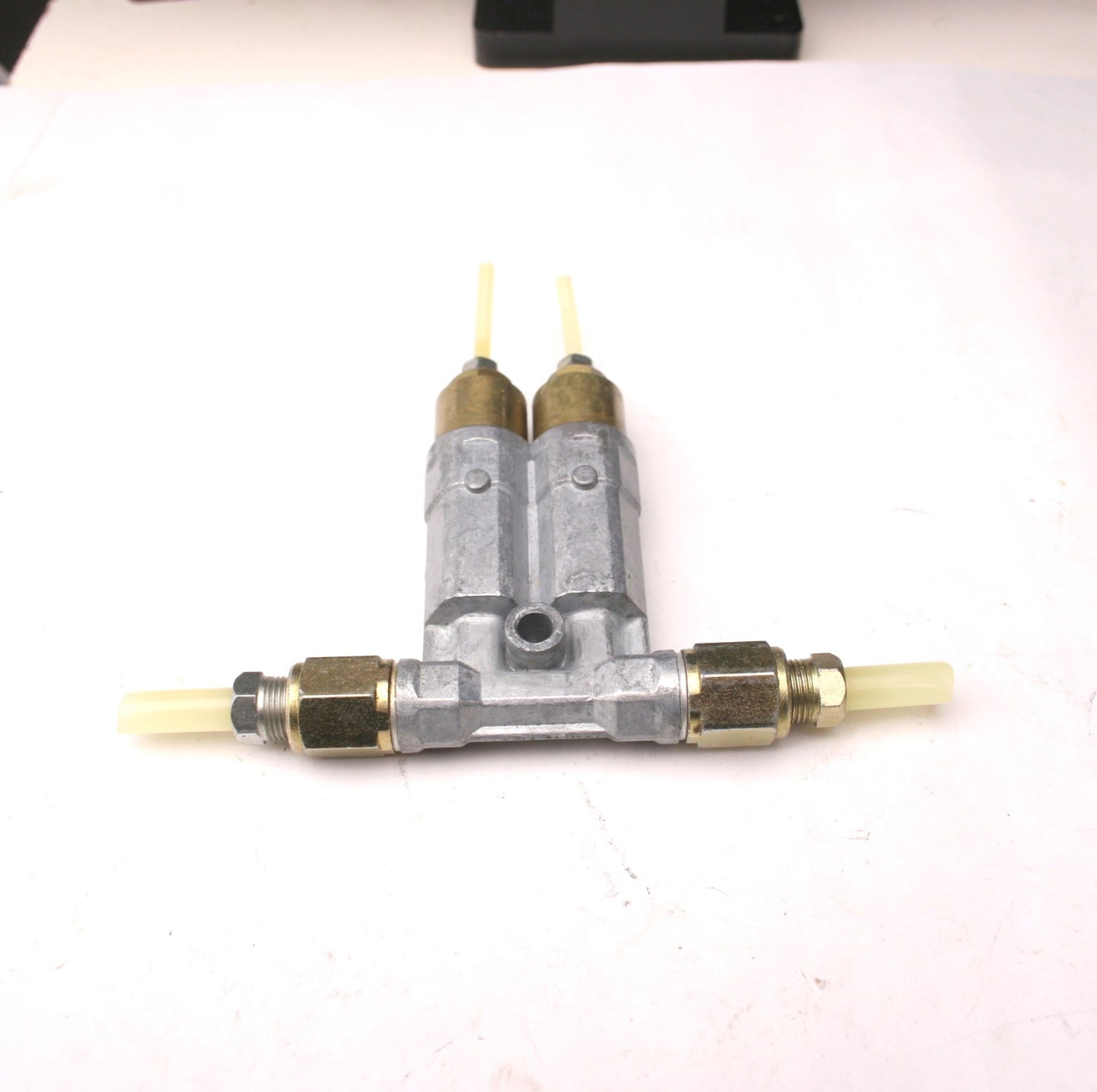 Used Graco Inj-Flo Oil Piston Distributor, Single Line Parallel System, 10-45 Bar
