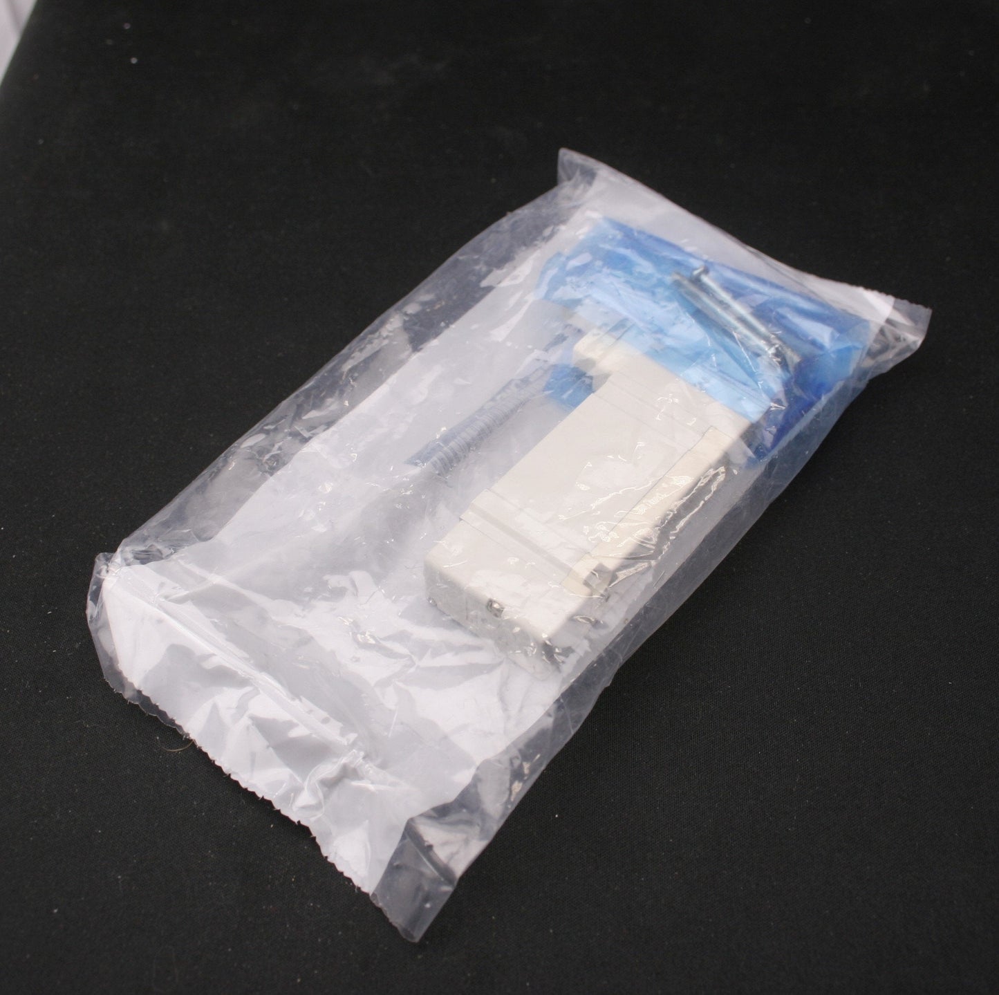 New SMC SY5100-5Z1 Solenoid Valve, 5 Port, 2 Position Single, 24VDC, 0.15-0.7MPa