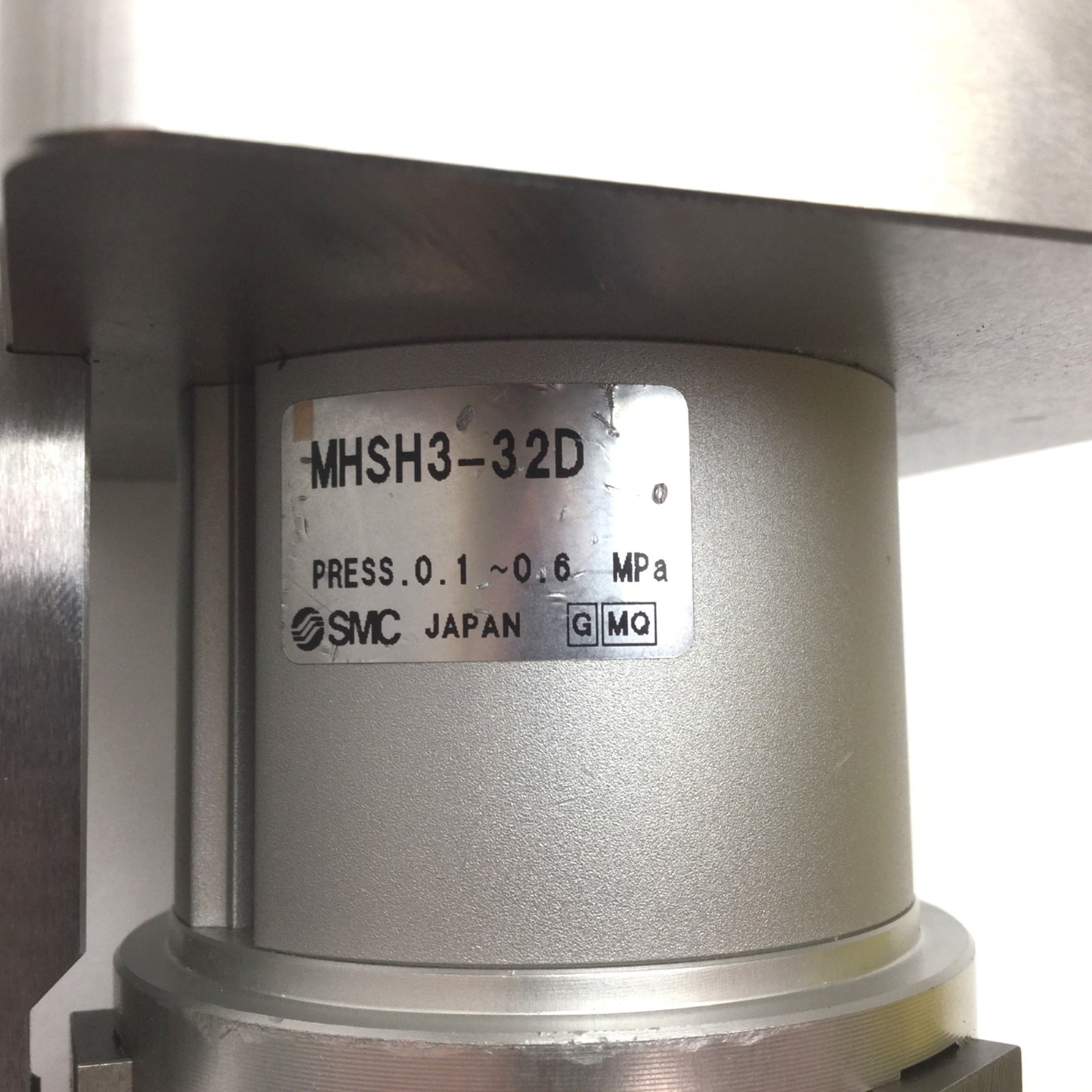 Used SMC MHSH3-32D Gripper, 3-Finger, Pressure: 0.1-0.6MPa, Bore: 32mm, M5x0.8