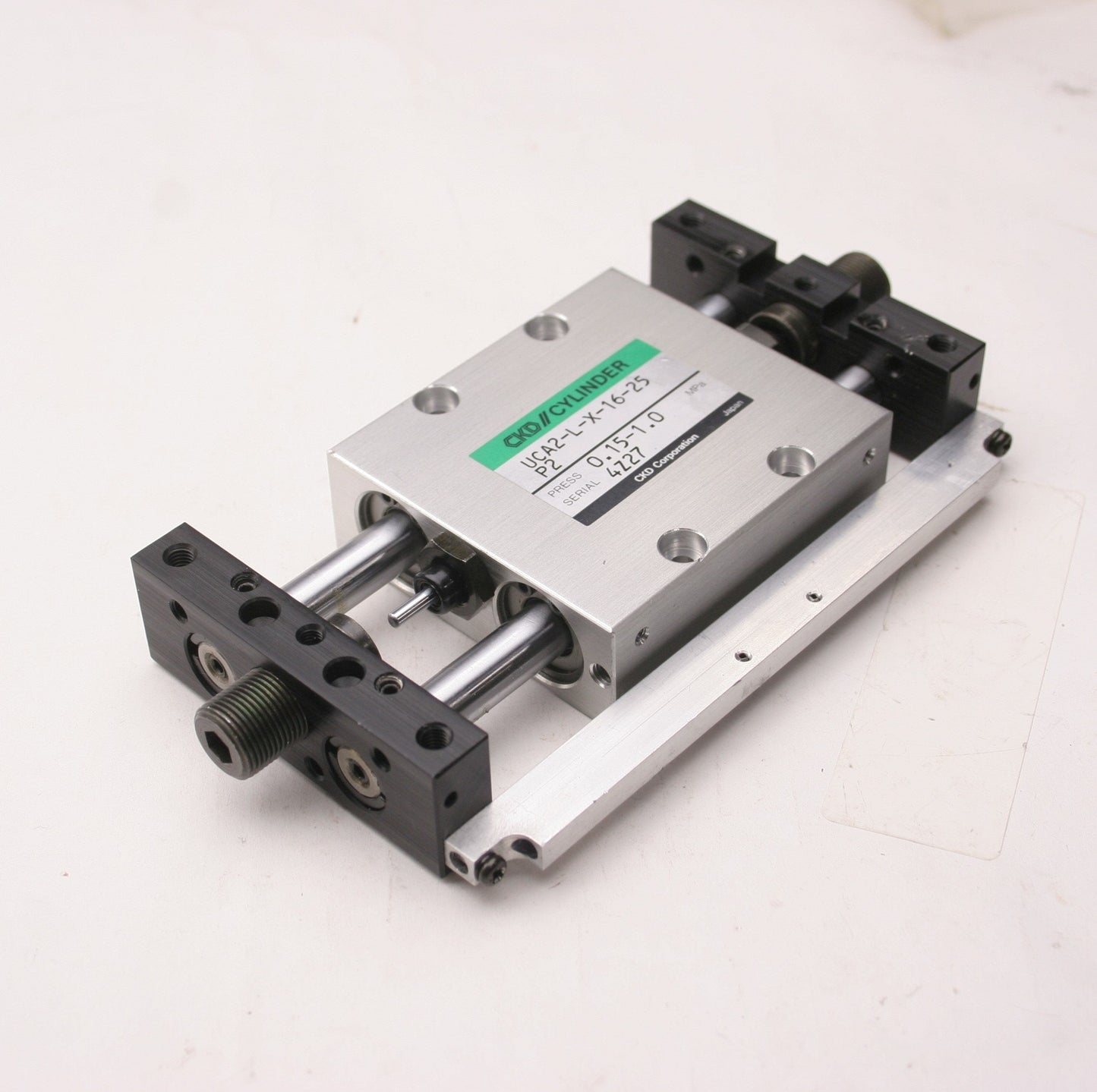 New – Open box CKD UCA2-L-X-16-25 P2 Pneumatic Guided Cylinder 25mm Stroke 10/32-M5x0.8 Ports