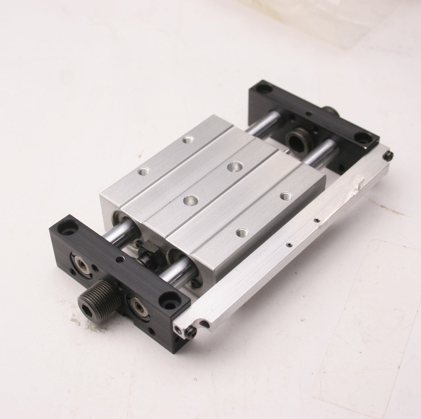New – Open box CKD UCA2-L-X-16-25 P2 Pneumatic Guided Cylinder 25mm Stroke 10/32-M5x0.8 Ports