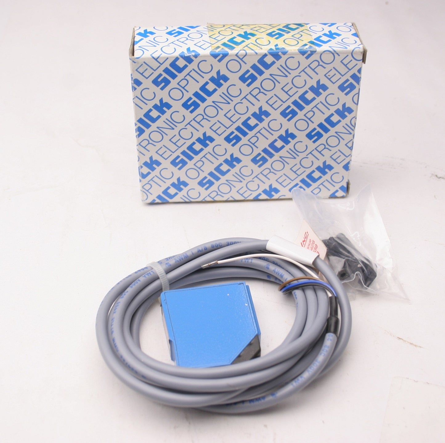 New Sick WT12-P1321 Photoelectric Sensor, 10-30VDC, With Mounting Bracket