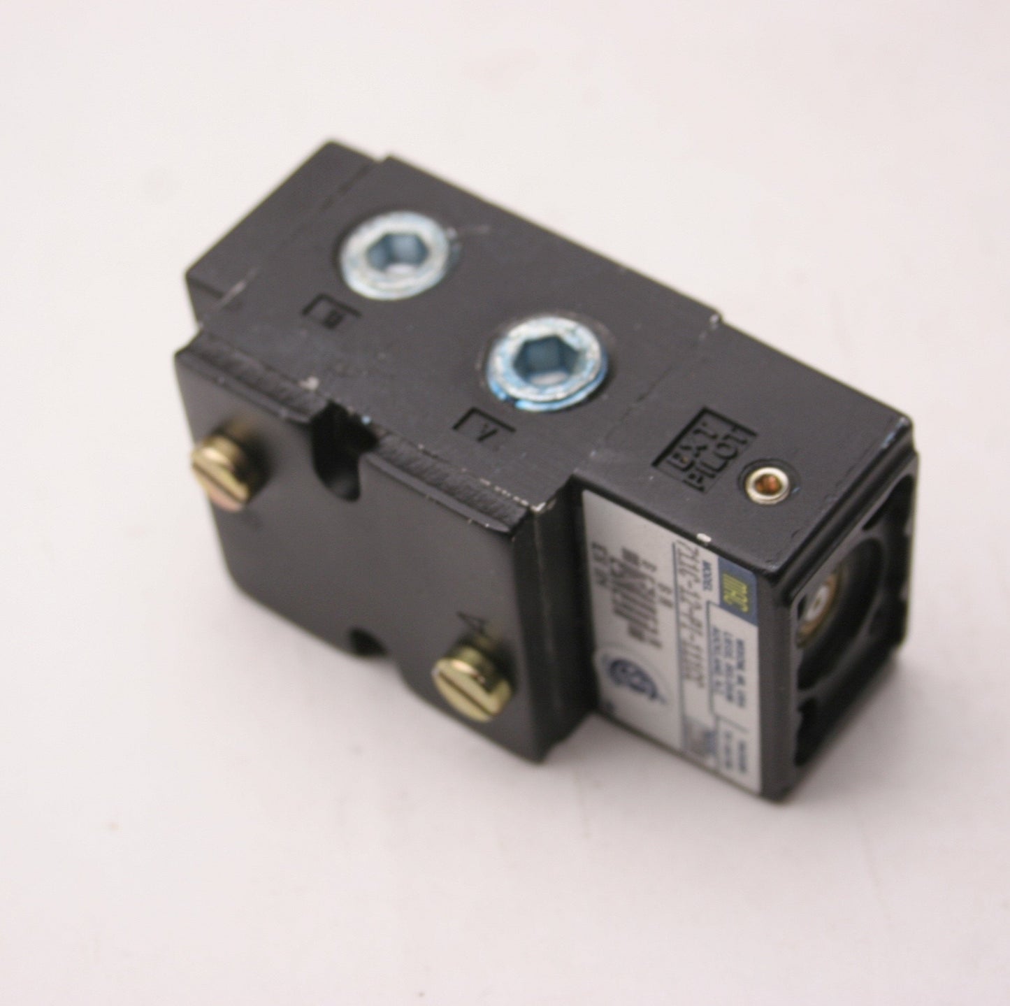 New – Open box MAC 711C-12-PI-111CC Pneumatic Solenoid Valve, 6.8W, 110/120VAC, 150PSI