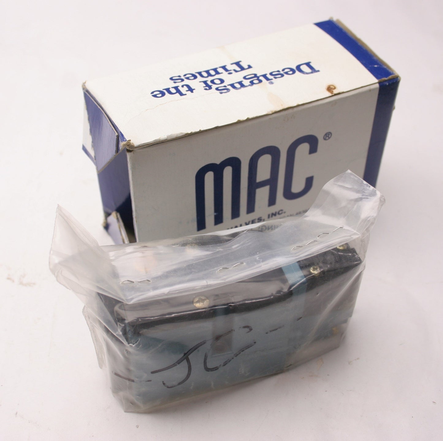 New – Open box MAC 82A-JC-000-TM-DAAP-0DA Solenoid Valve, 5.4W, 110/120VAC, 25-150PSI