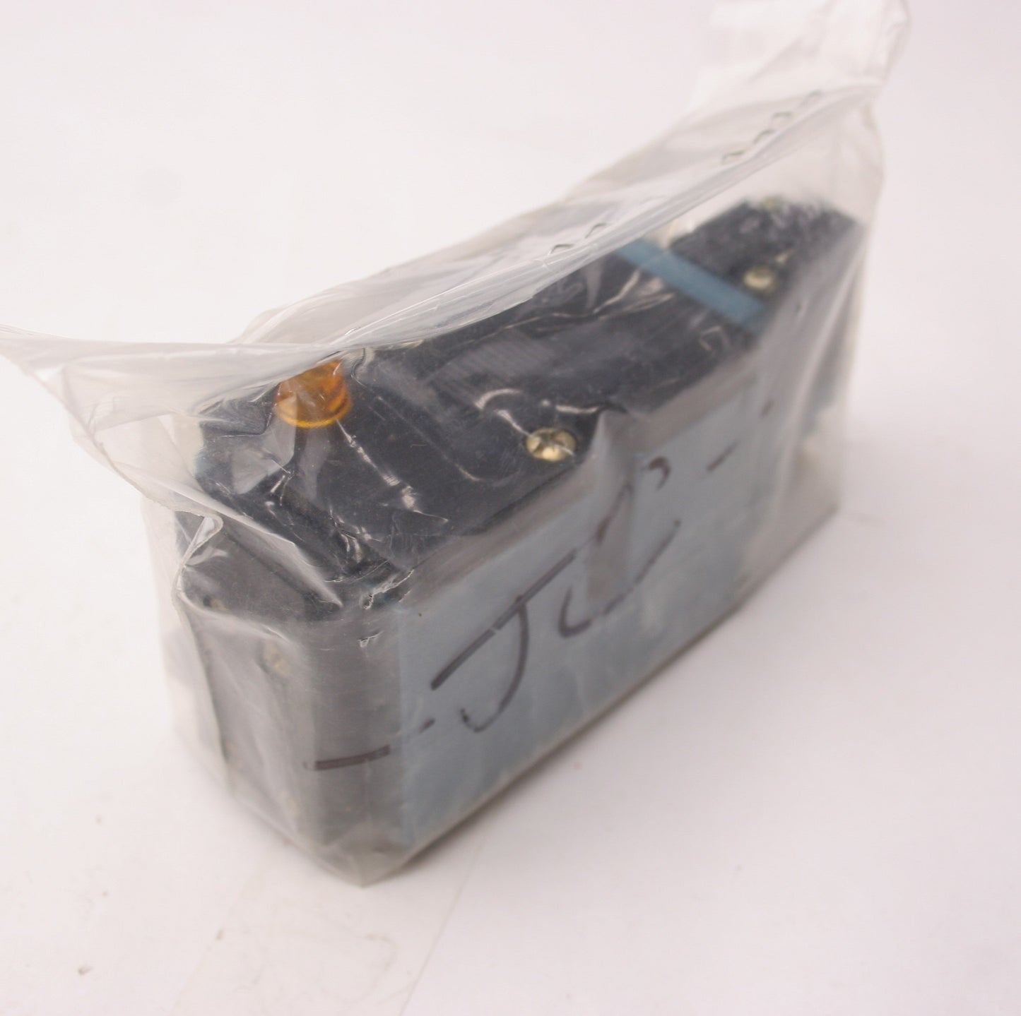 New – Open box MAC 82A-JC-000-TM-DAAP-0DA Solenoid Valve, 5.4W, 110/120VAC, 25-150PSI