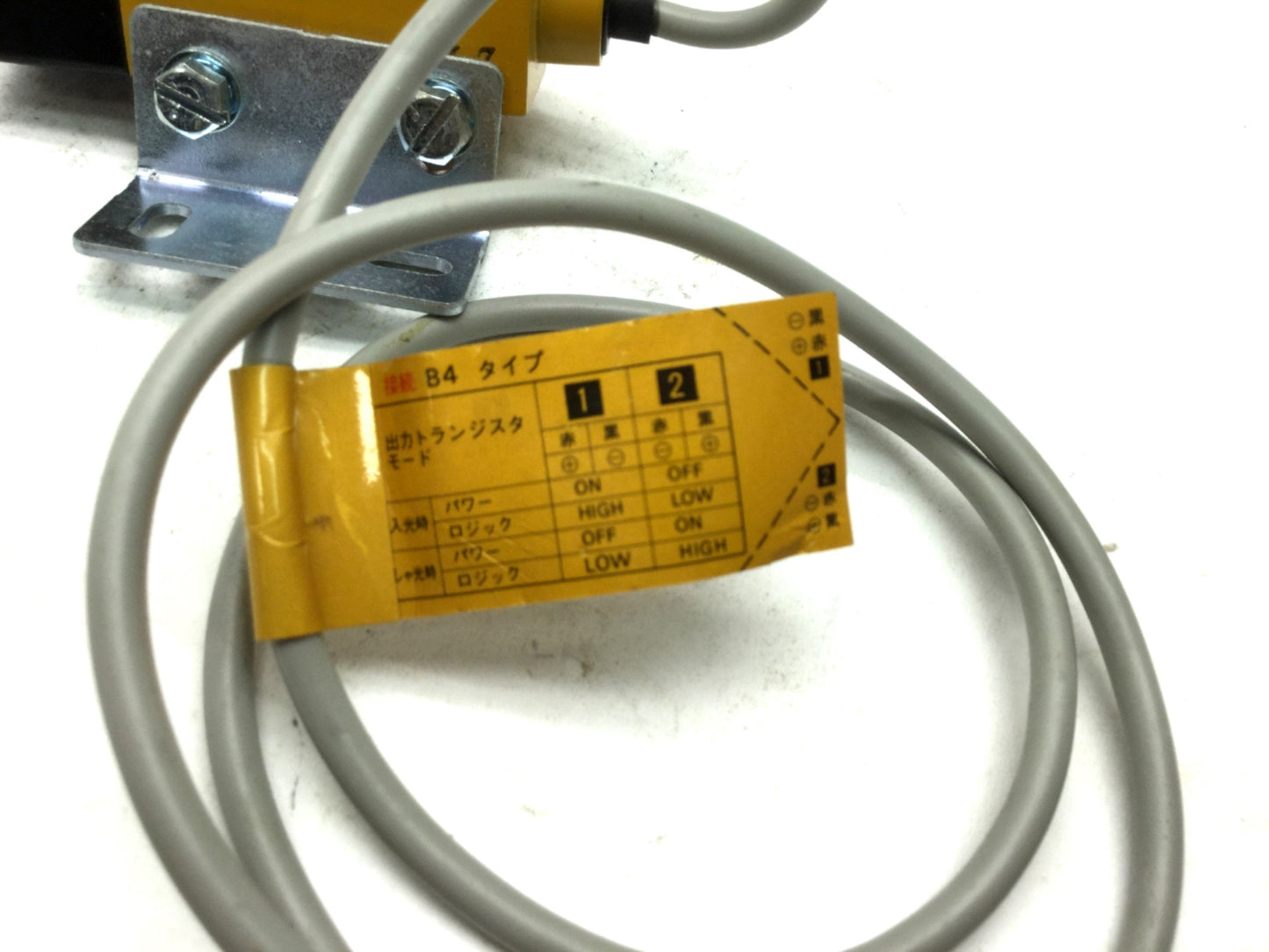 Used Omron E3S-DS30B41 Photoelectric Vertical Sensor Diffuse Reflective, 30cm, PNP