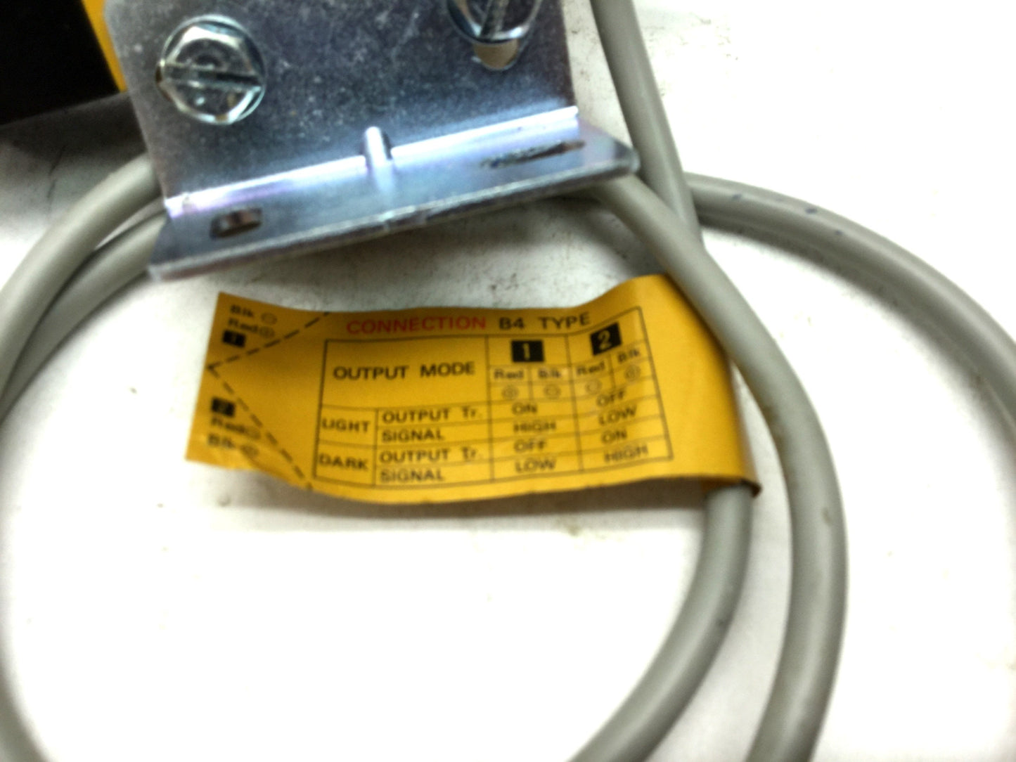 Used Omron E3S-DS30B41 Photoelectric Vertical Sensor Diffuse Reflective, 30cm, PNP