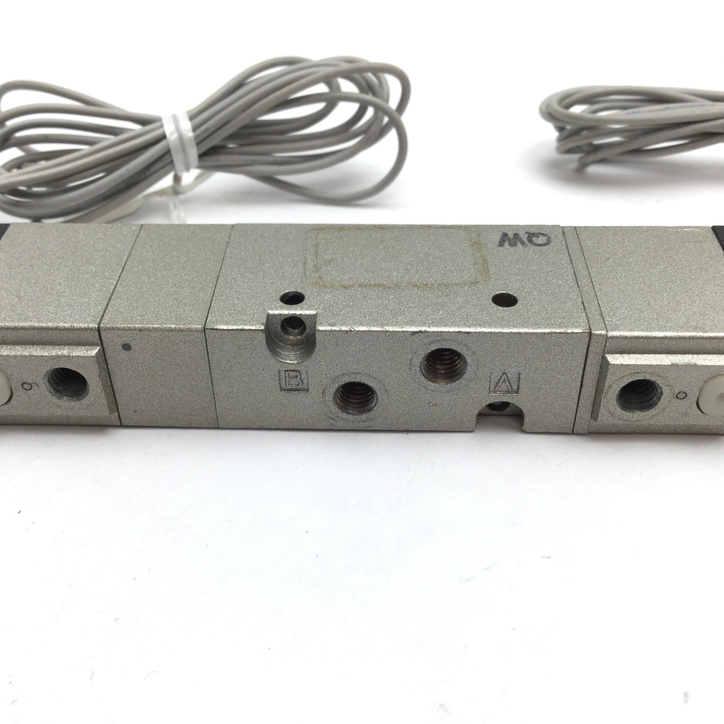 Used SMC VZ2320 Solenoid Valve, 3-Position 5-Port, 110VAC, 1-9.9kgf/cm², M5x0.8