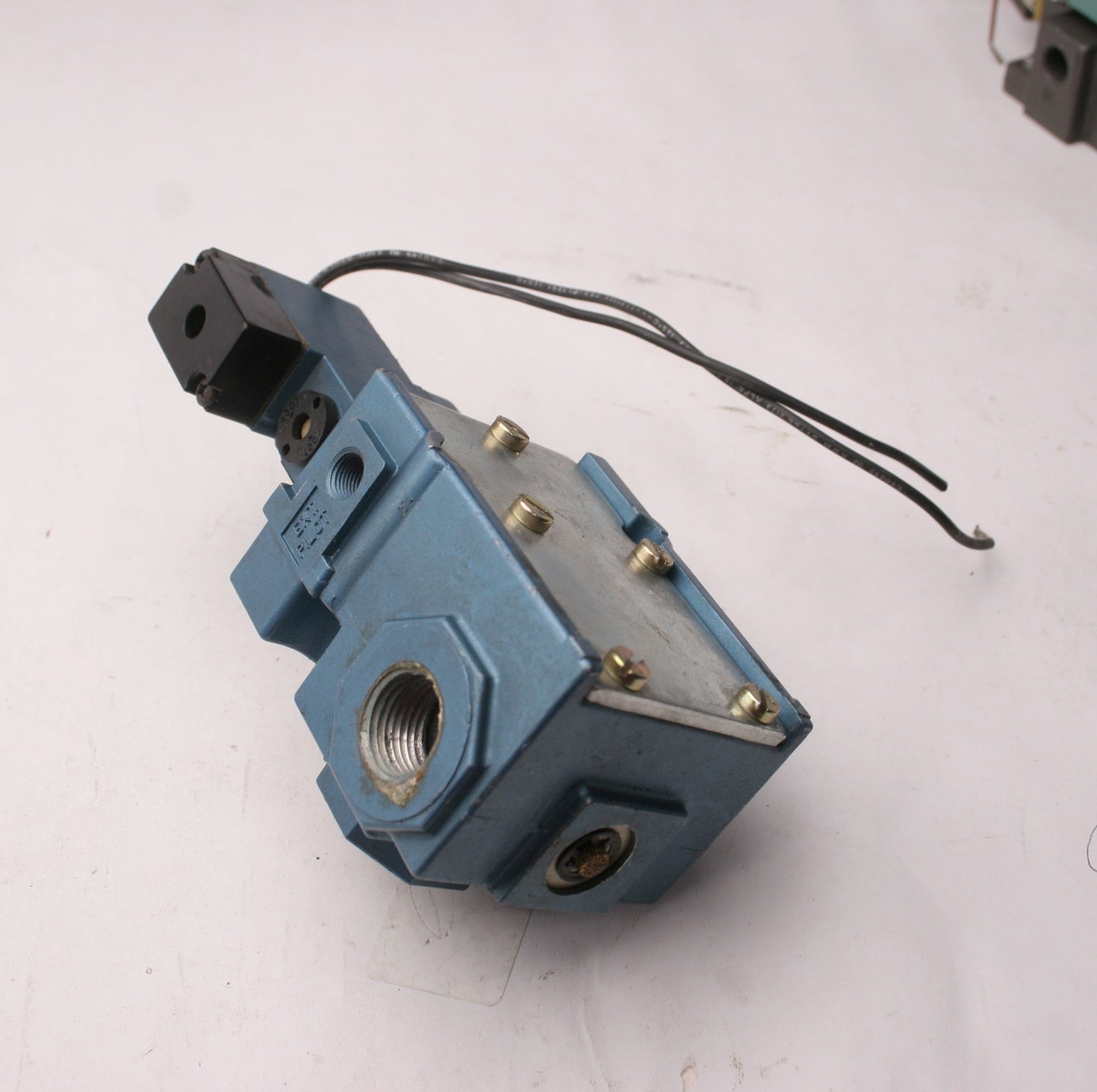 Used Mac Valve Assembly 56C-33-116AA Solenoid Valve 3-Way, VAC-150PSI 1/2" NPT Ports