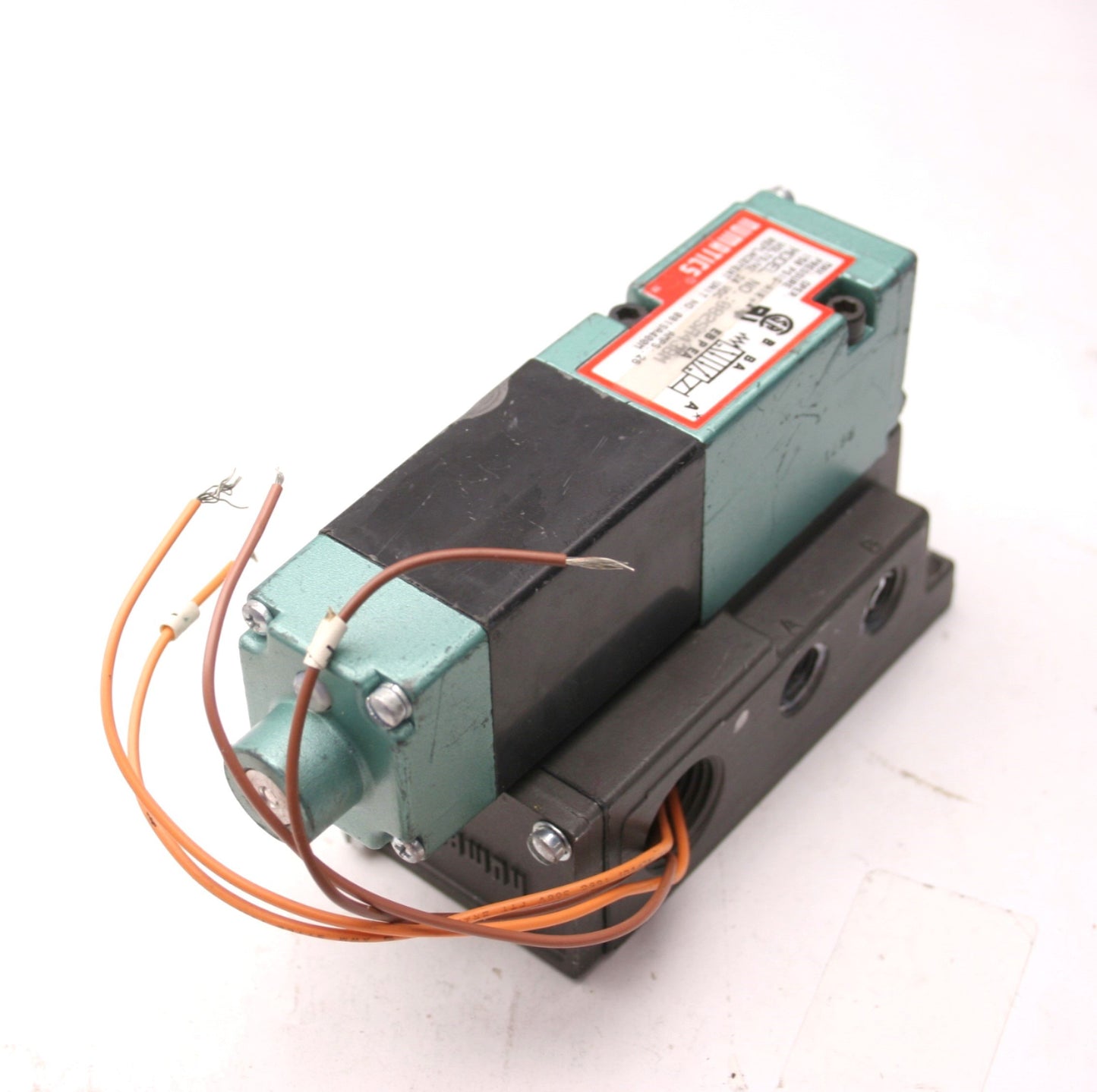 Used NUMATICS 082SA43BM Solenoid Valve 24VDC, 0.26A, 1/4 NPT, 225-285B Coil