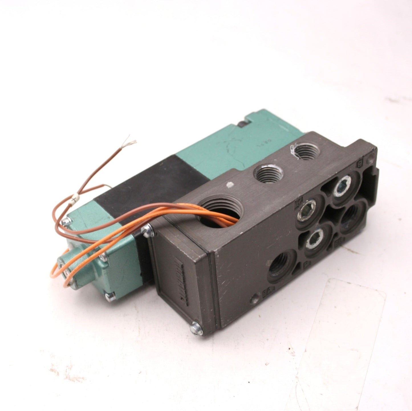 Used NUMATICS 082SA43BM Solenoid Valve 24VDC, 0.26A, 1/4 NPT, 225-285B Coil
