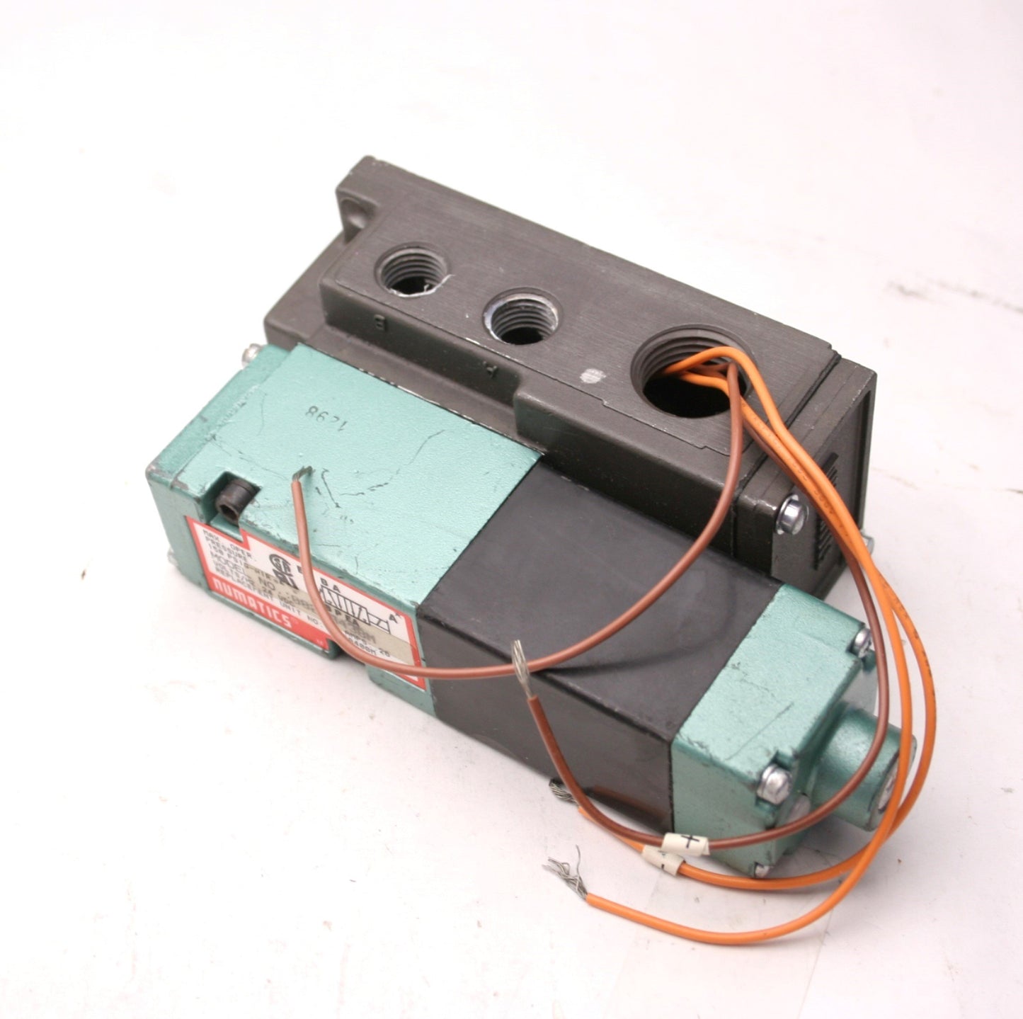Used NUMATICS 082SA43BM Solenoid Valve 24VDC, 0.26A, 1/4 NPT, 225-285B Coil