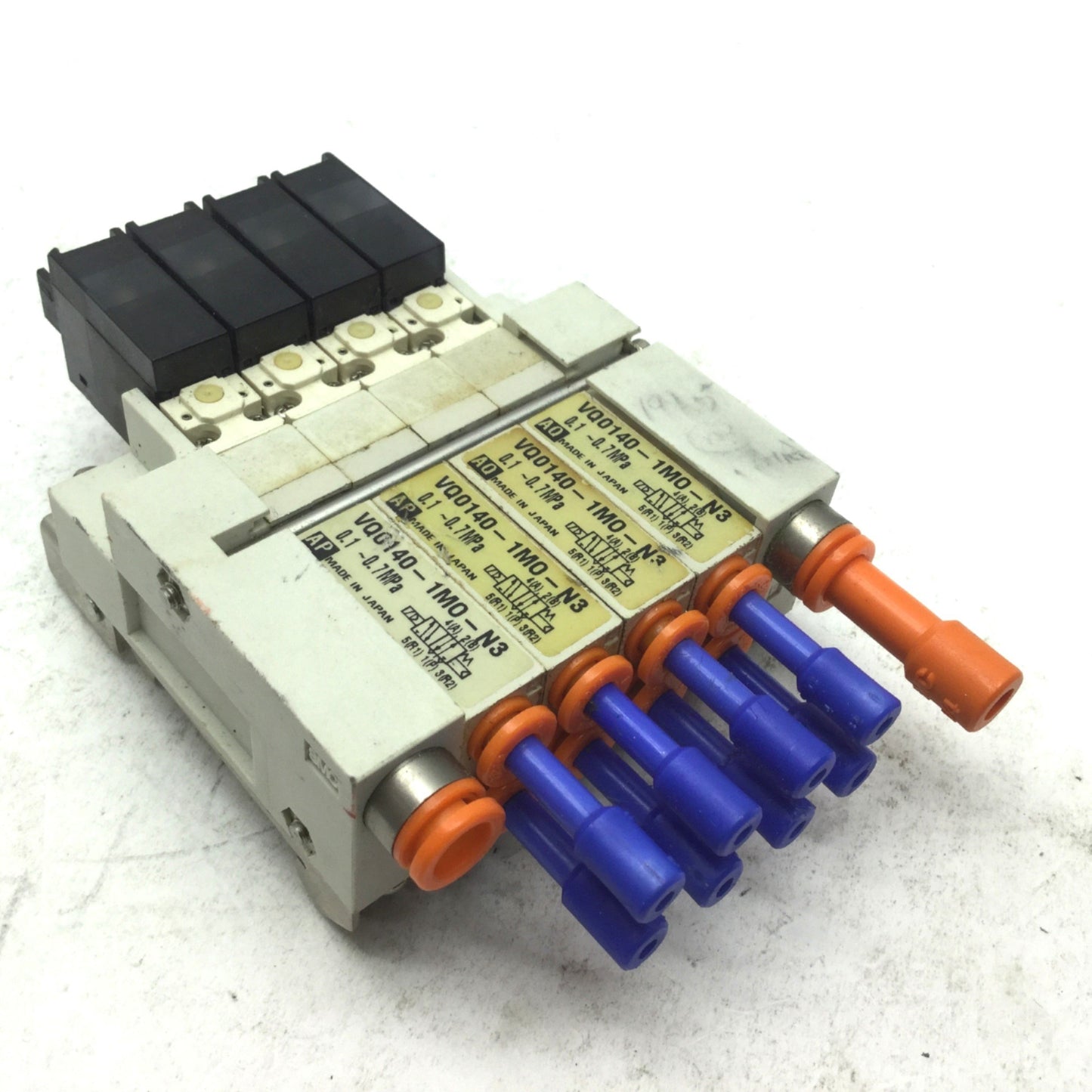 Used Lot of 4 SMC VQ0140-1MO-N3 Pneumatic Solenoid Valves 2-Pos 5-Way 100VAC 4mm