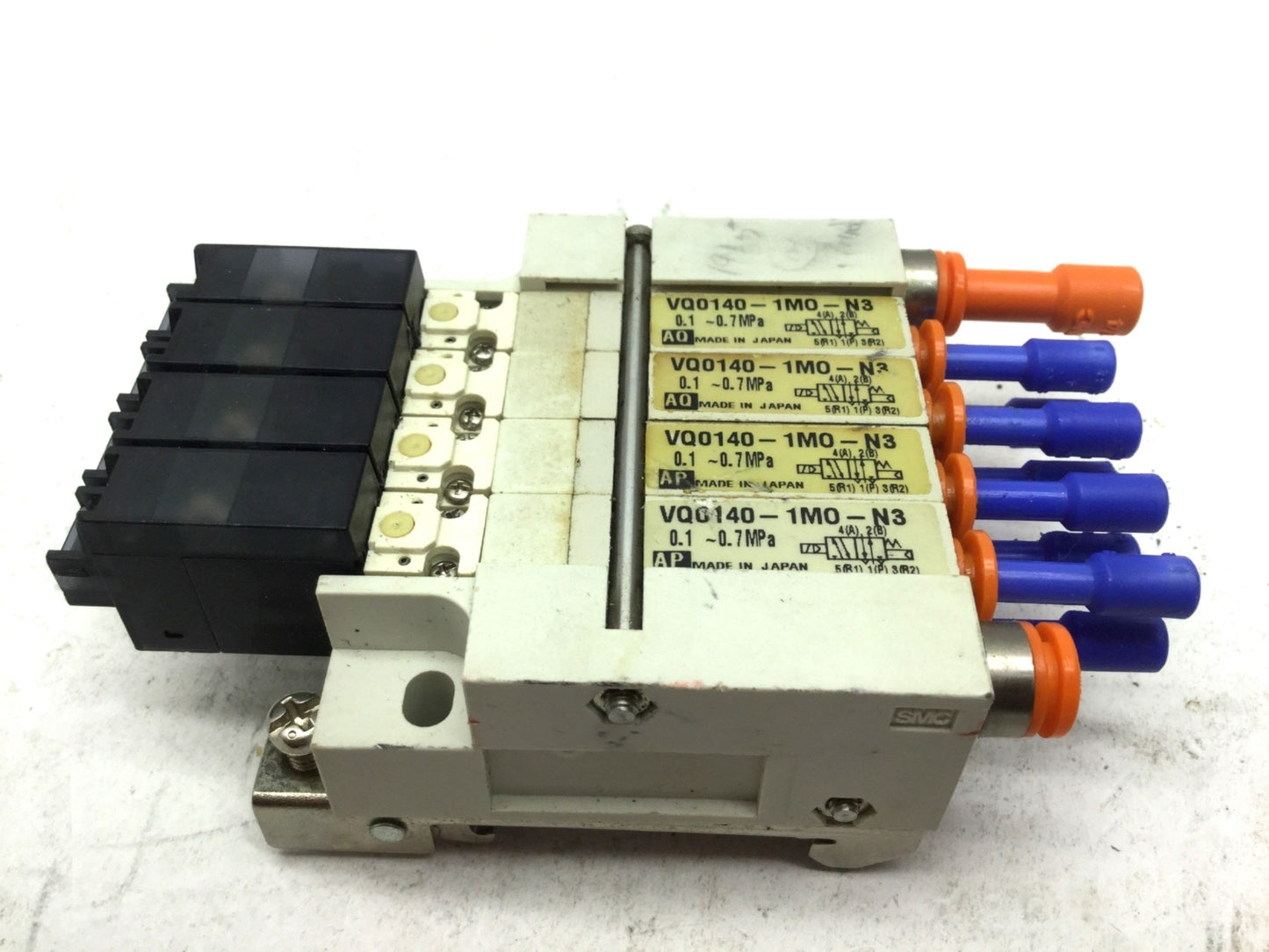 Used Lot of 4 SMC VQ0140-1MO-N3 Pneumatic Solenoid Valves 2-Pos 5-Way 100VAC 4mm