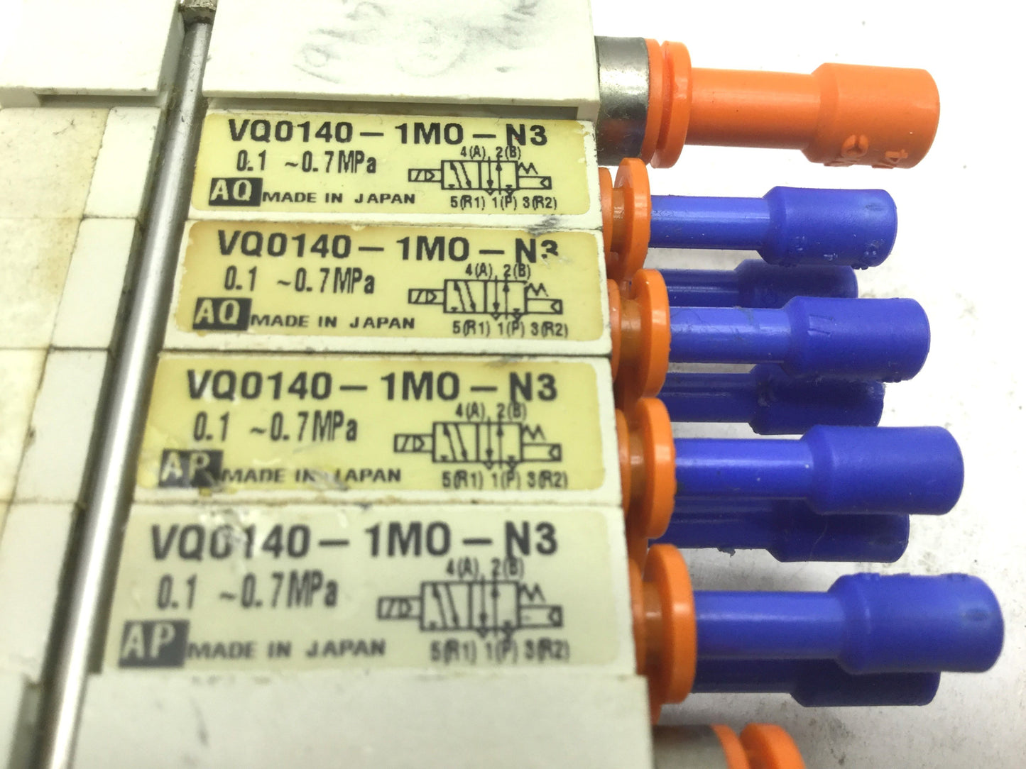 Used Lot of 4 SMC VQ0140-1MO-N3 Pneumatic Solenoid Valves 2-Pos 5-Way 100VAC 4mm
