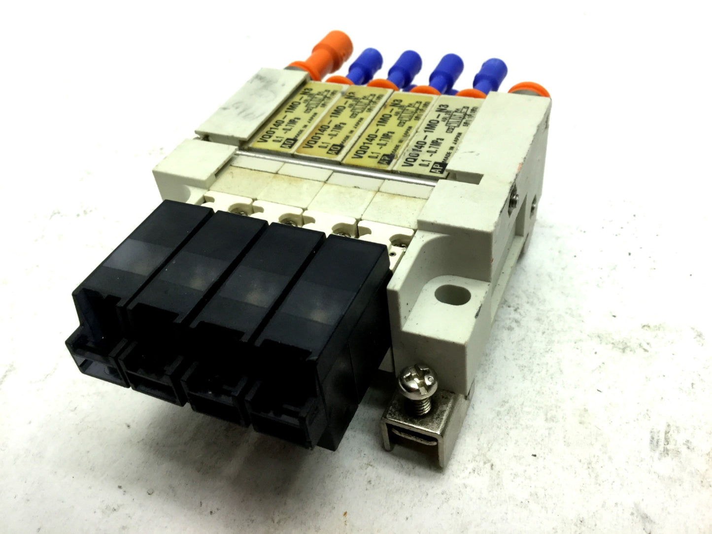 Used Lot of 4 SMC VQ0140-1MO-N3 Pneumatic Solenoid Valves 2-Pos 5-Way 100VAC 4mm