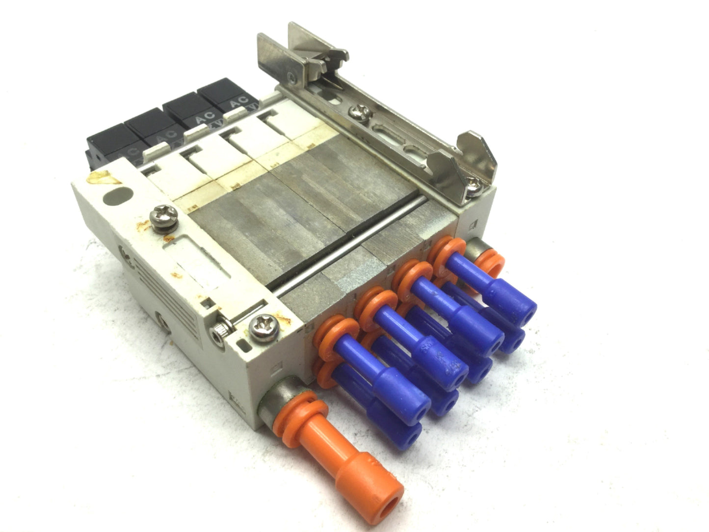 Used Lot of 4 SMC VQ0140-1MO-N3 Pneumatic Solenoid Valves 2-Pos 5-Way 100VAC 4mm