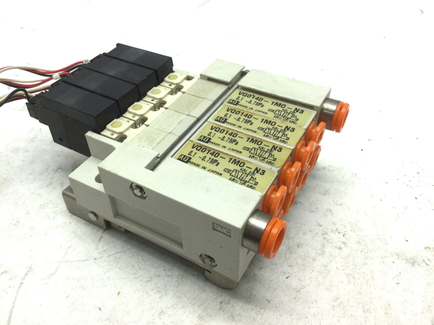 Used Lot of 4 SMC Pneumatic Solenoid Valves 2-Pos 5-Way 100VAC 4mm VQ0140-1MO-N3