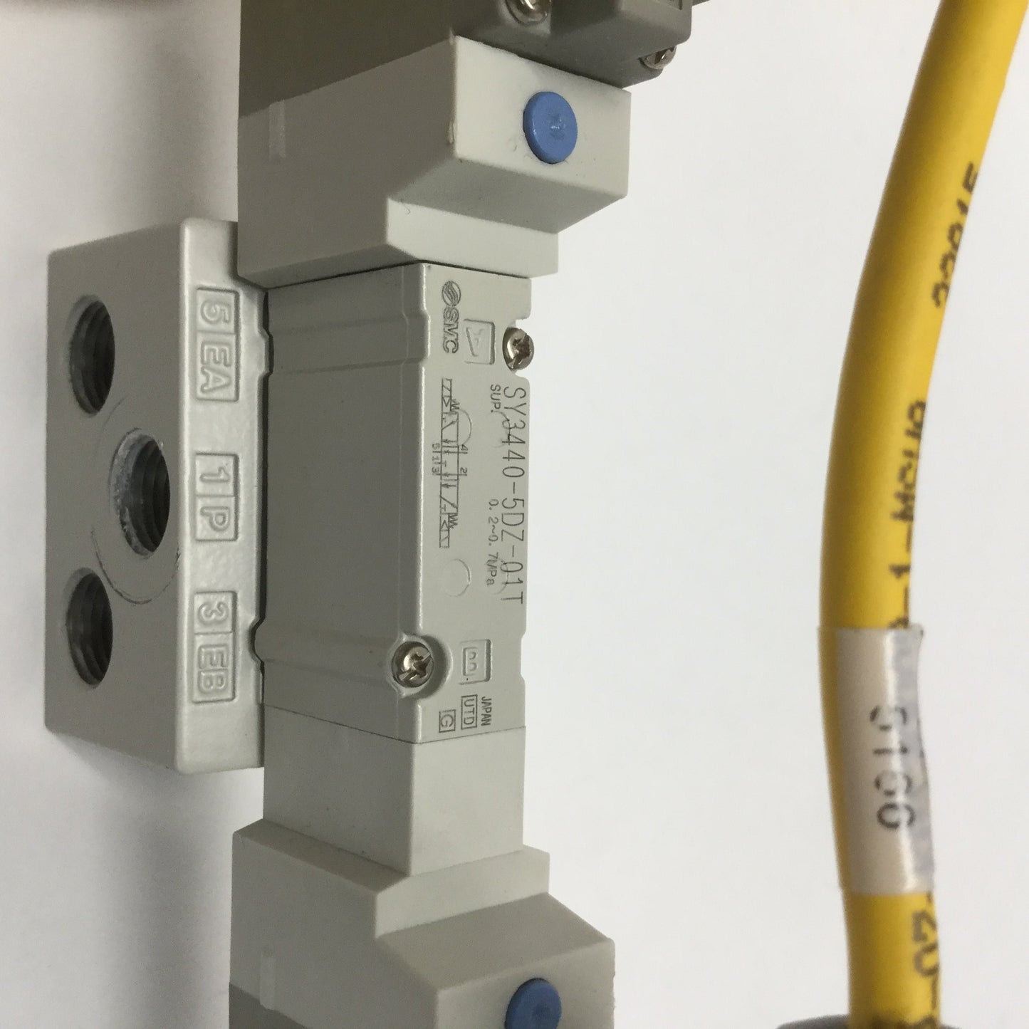 Used SMC SY3440-5DZ-01T Double Solenoid Valve 5-Port 3-Position, 24VDC w/Base 1/8 NPT