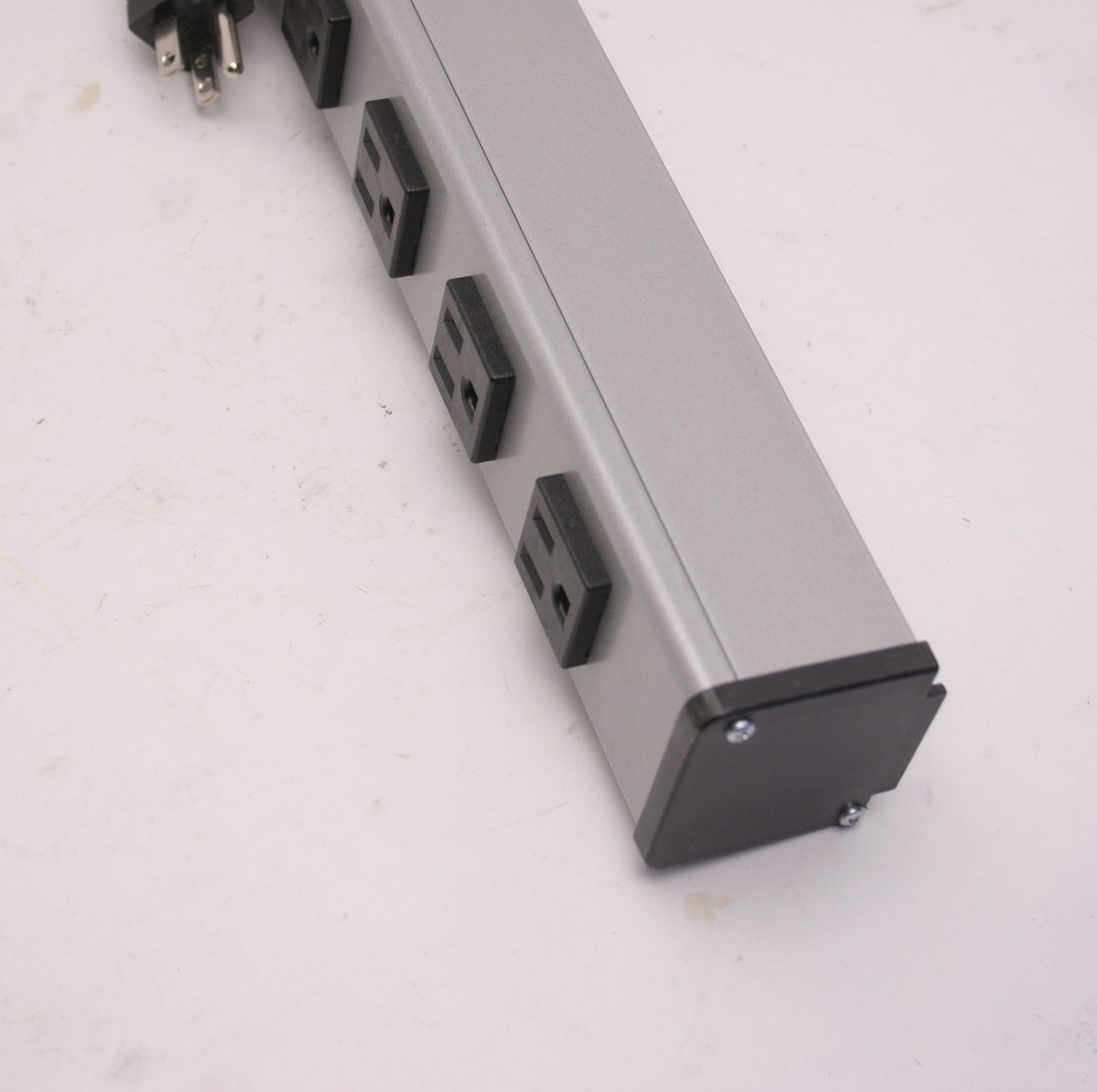 Used Legrand UL300BC Plug-In Outlet Center Unit, 120VAC 60Hz 15A, 8 Outlets, 6' Cord