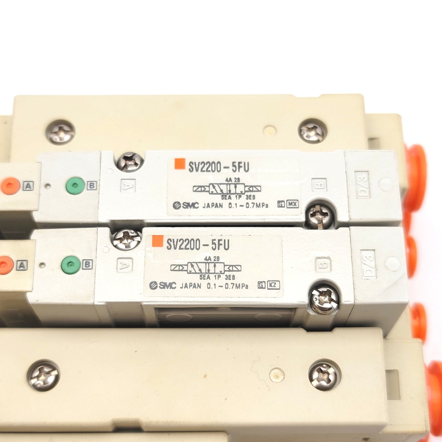 Used SMC SS5V2-W10CD-02B Manifold With 2x SMC SV2200-5FU Double Solenoid Valve 5-Port