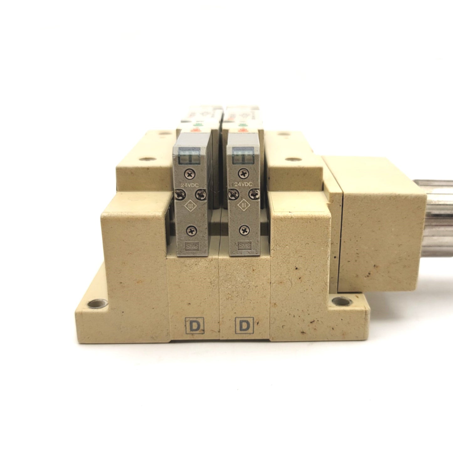 Used SMC SS5V2-W10CD-02B Manifold With 2x SMC SV2200-5FU Double Solenoid Valve 5-Port