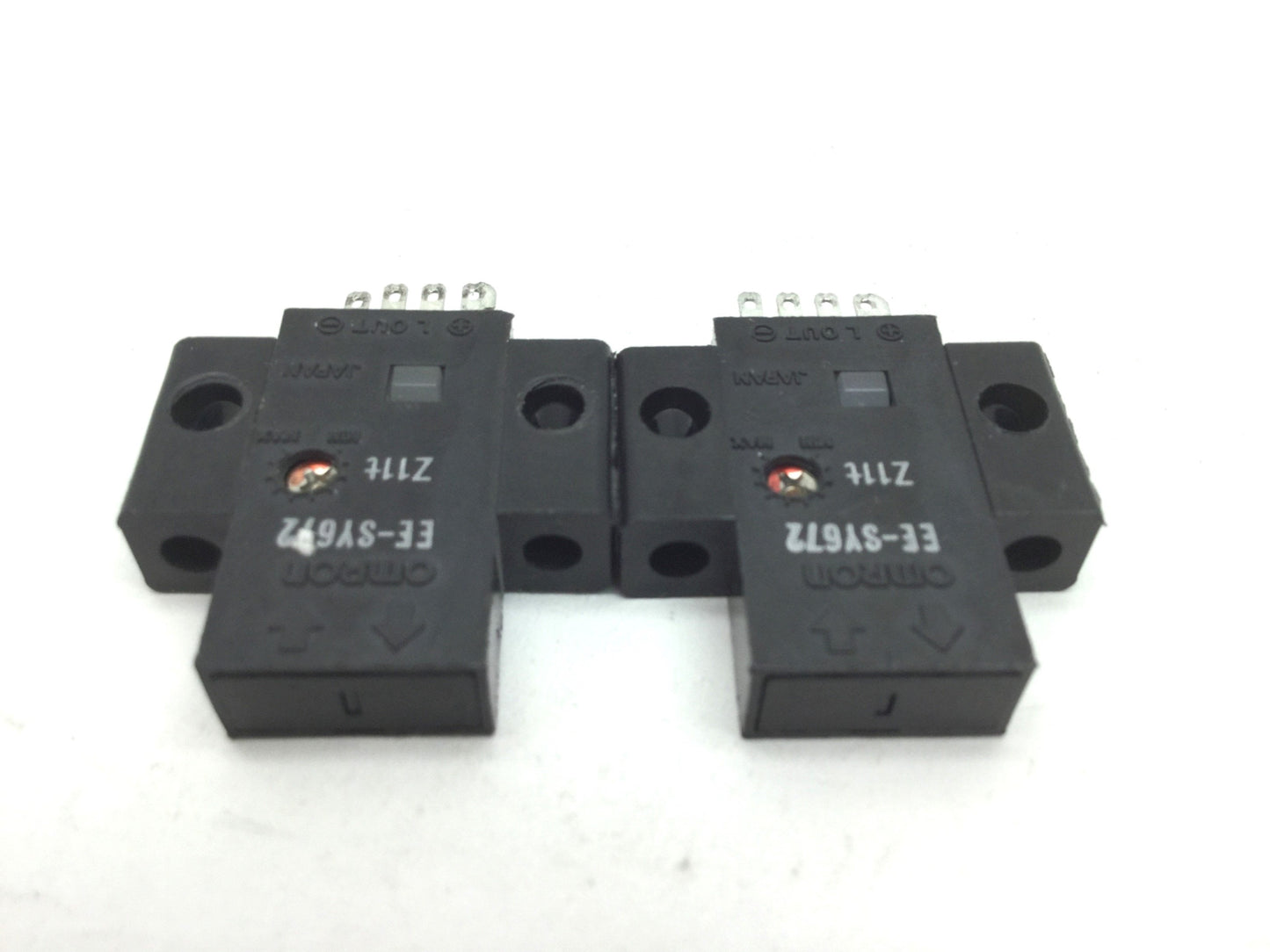 Used Lot of 2 Omron EE-SY672 Vertical Photoelectric Sensors 5-24VDC NPN