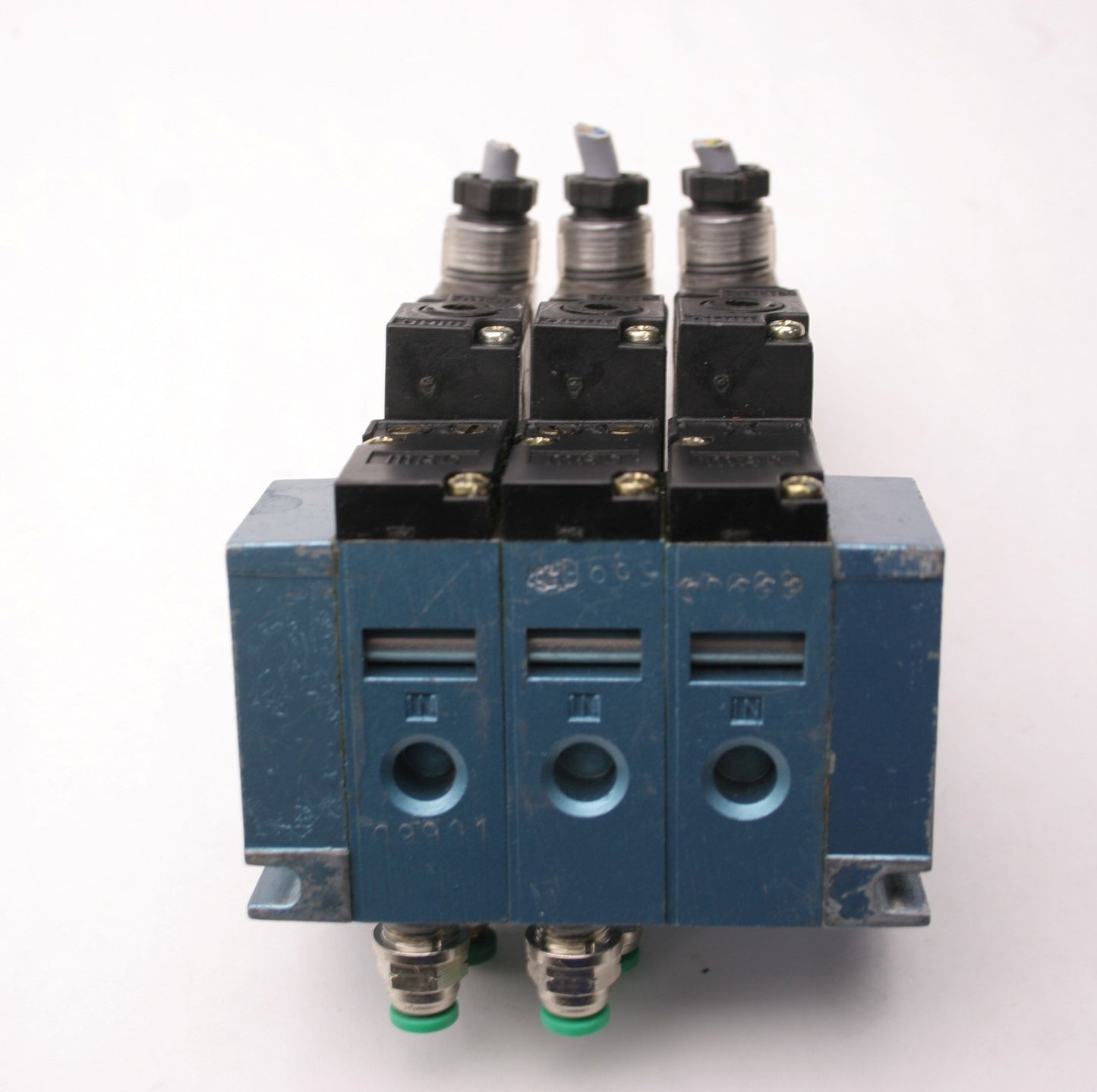 Used Bank of 3 MAC 45A-LAC-DDAJ-1KD Solenoid Valve Manifold Block 24VDC 5.4A 120PSI
