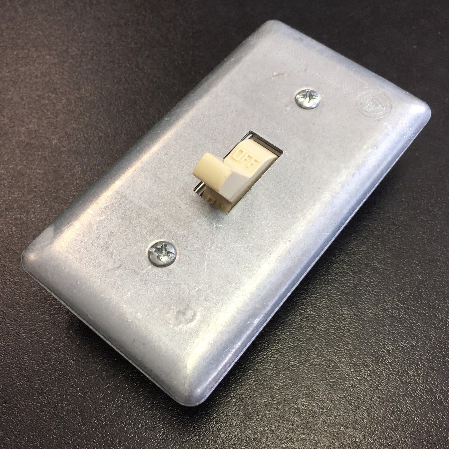 Used Lot of 22 Leviton Single-Pole Toggle Light Switch Ivory, 15Amp 120/277VAC, Cover