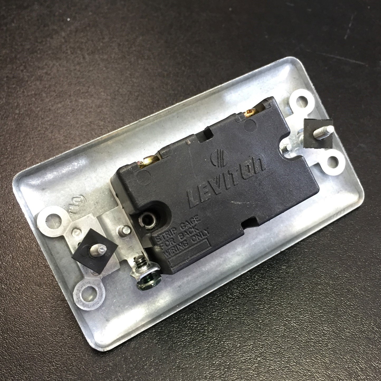 Used Lot of 22 Leviton Single-Pole Toggle Light Switch Ivory, 15Amp 120/277VAC, Cover