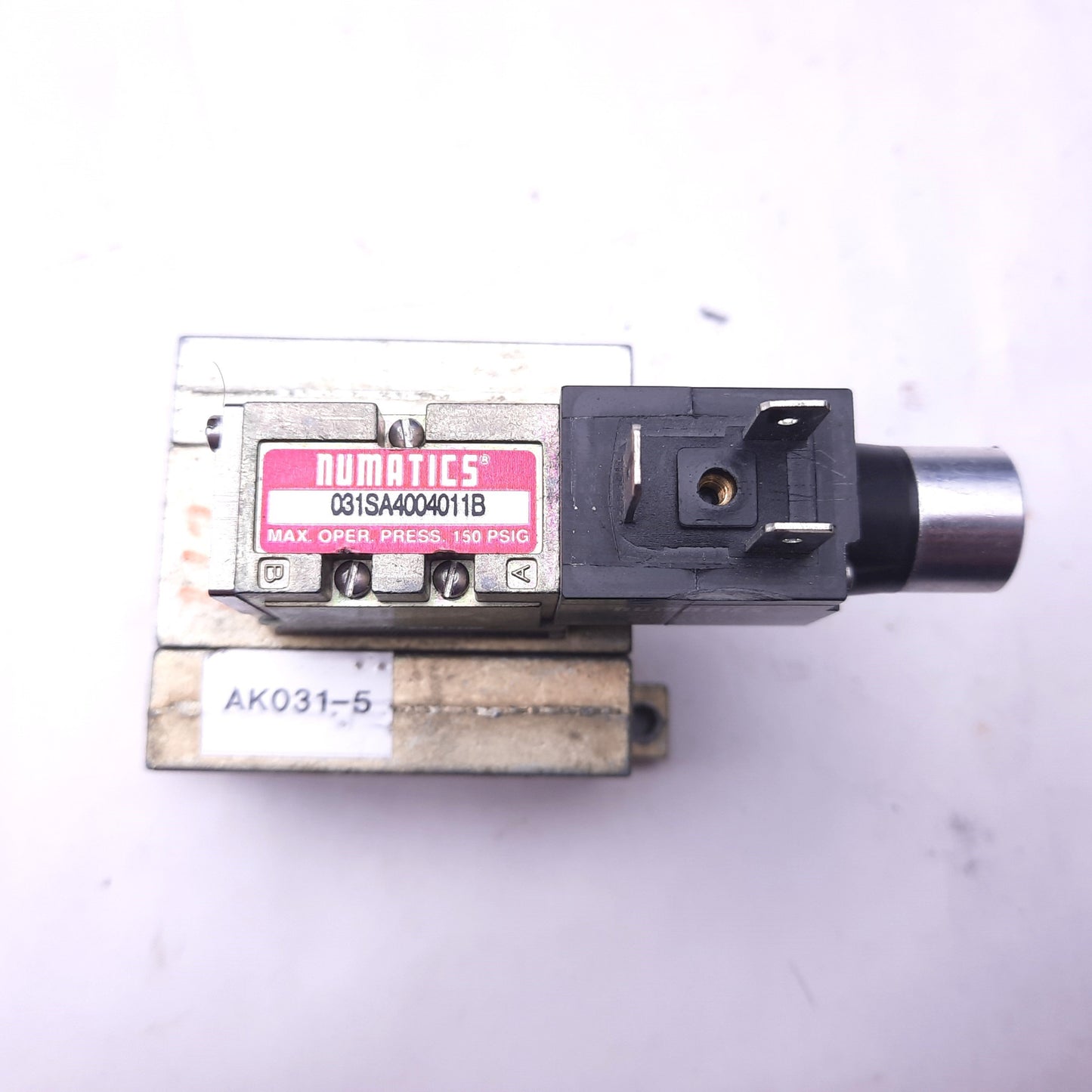 Used Numatics 031SA4004011B Pneumatic Valve, 150 PSIG Max, 24VDC, 6 Watt