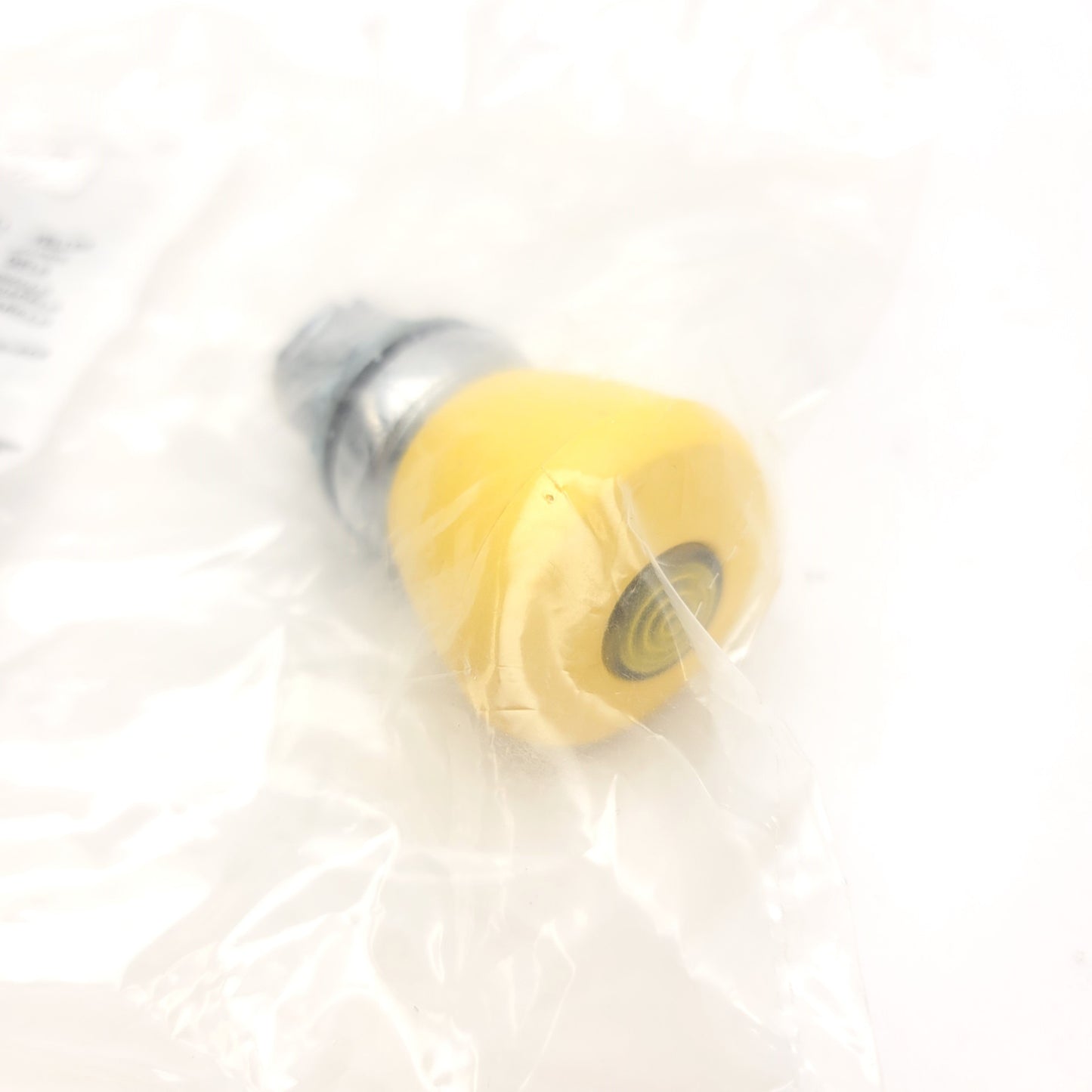 New Allen Bradley 800FM-LMP45MN3YX11 Illuminated Push/Pull Button, Yellow, 40mm