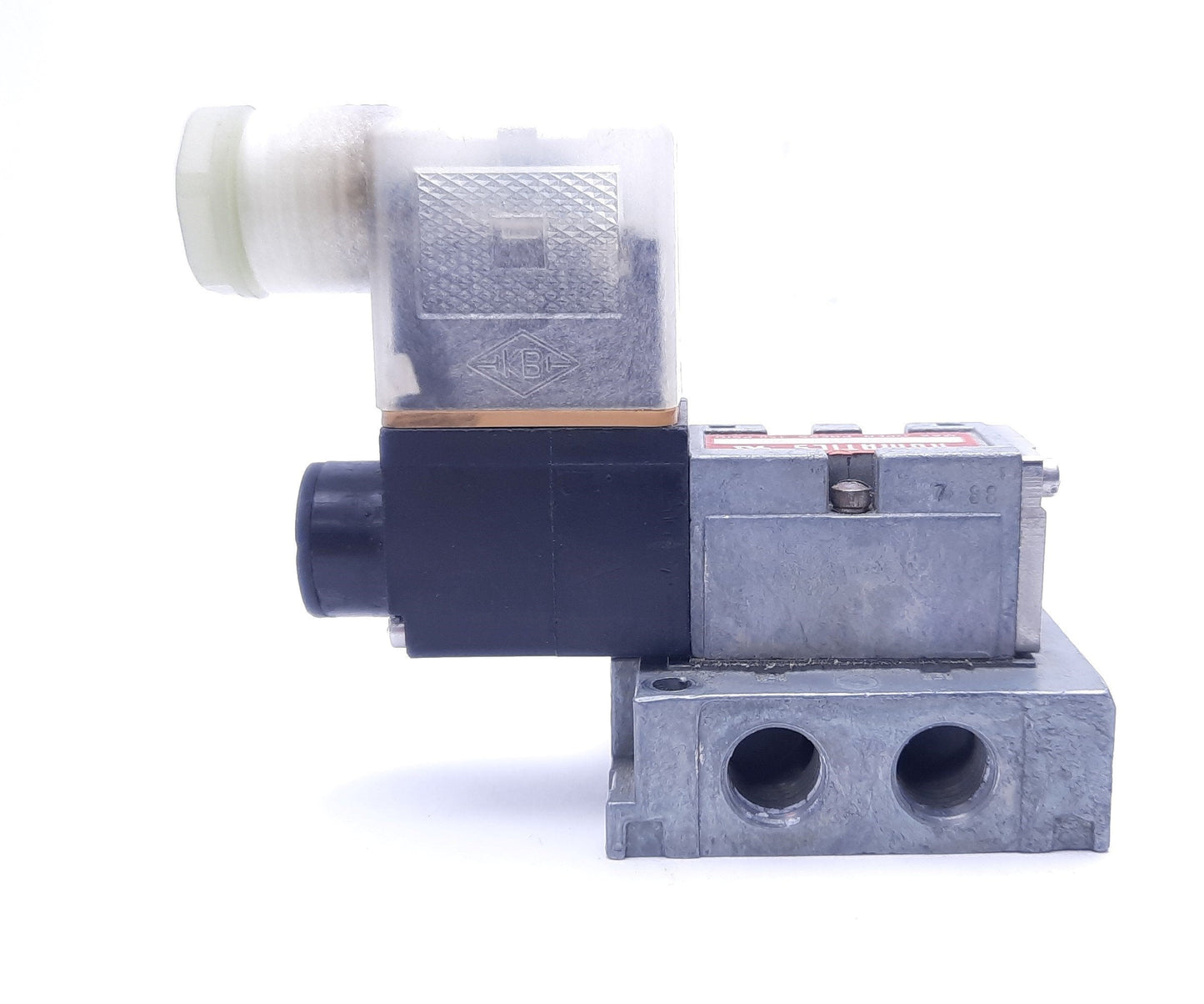 Used Numatics 031SA4000 Solenoid Valve With 237-572B Solenoid, 5 Port, 1/8" NPT