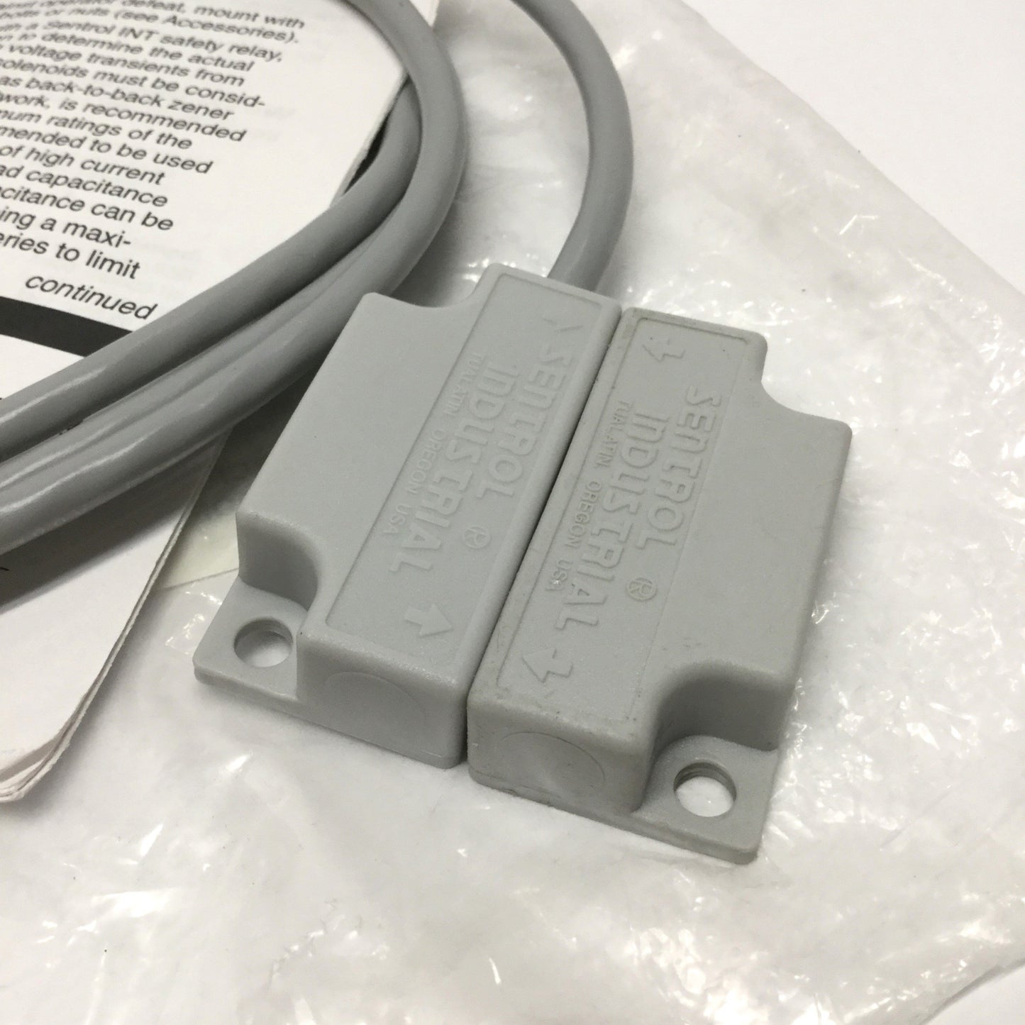 New – Open box Sentrol 341-B3T-06J GuardSwitch Safety Interlock Switch TPST, 2NO-NC, w/Actuator