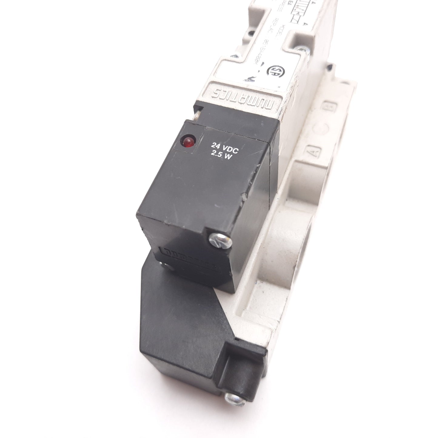 Used Numatics 061BA400M Solenoid Valve, 2-Position 5-Port, 24VDC 2.5W 120psi 1/4" NPT