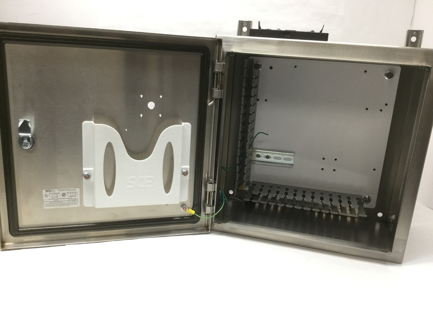 Used Saginaw SCE-16EL1608SSLP Stainless Steel Enclosure Cabinet Box 16" x 16" x 8"