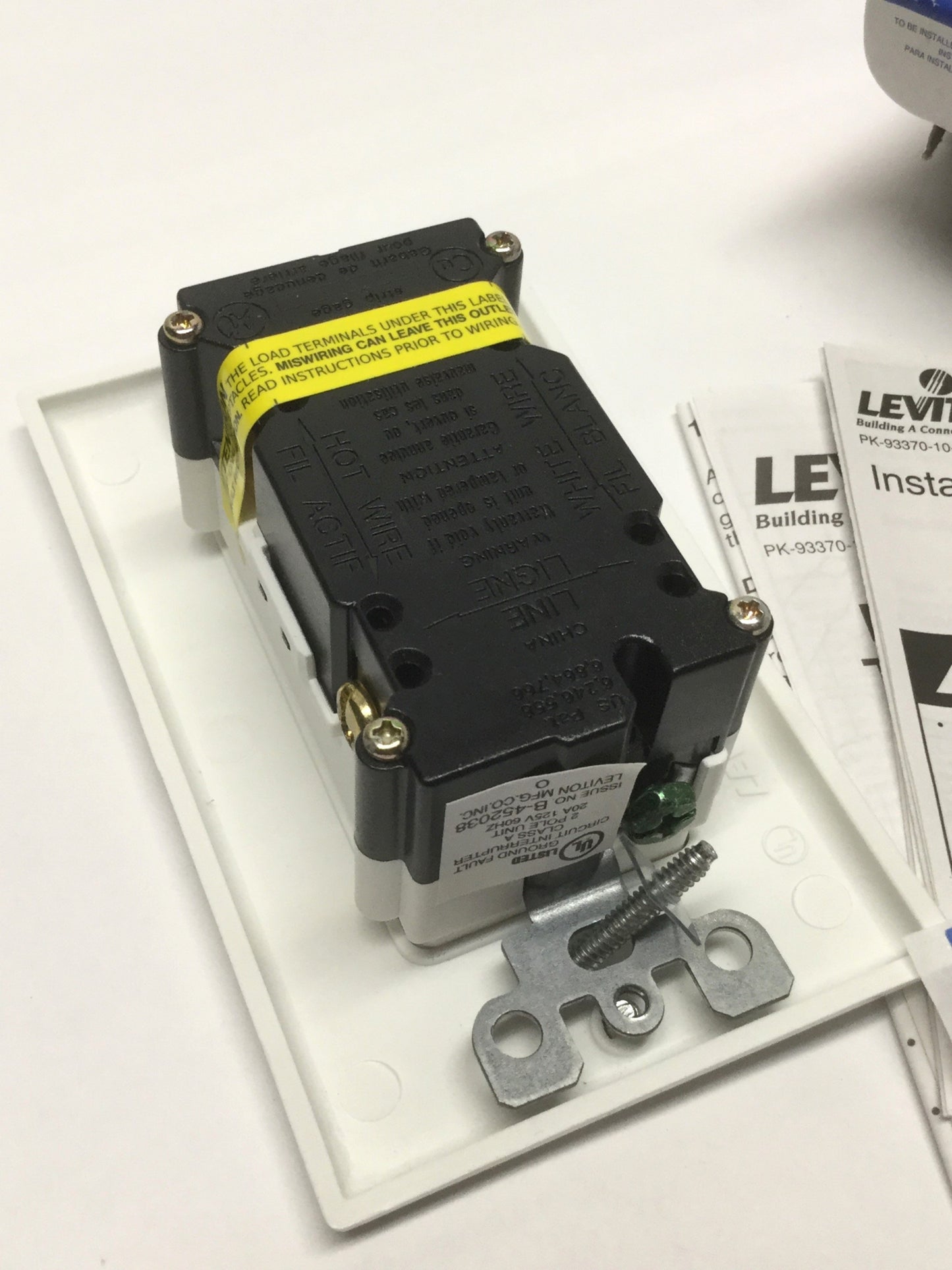 New Leviton T7899-W SmartLock GFCI Ground Fault Interrupter Wall Socket 125VAC 20A