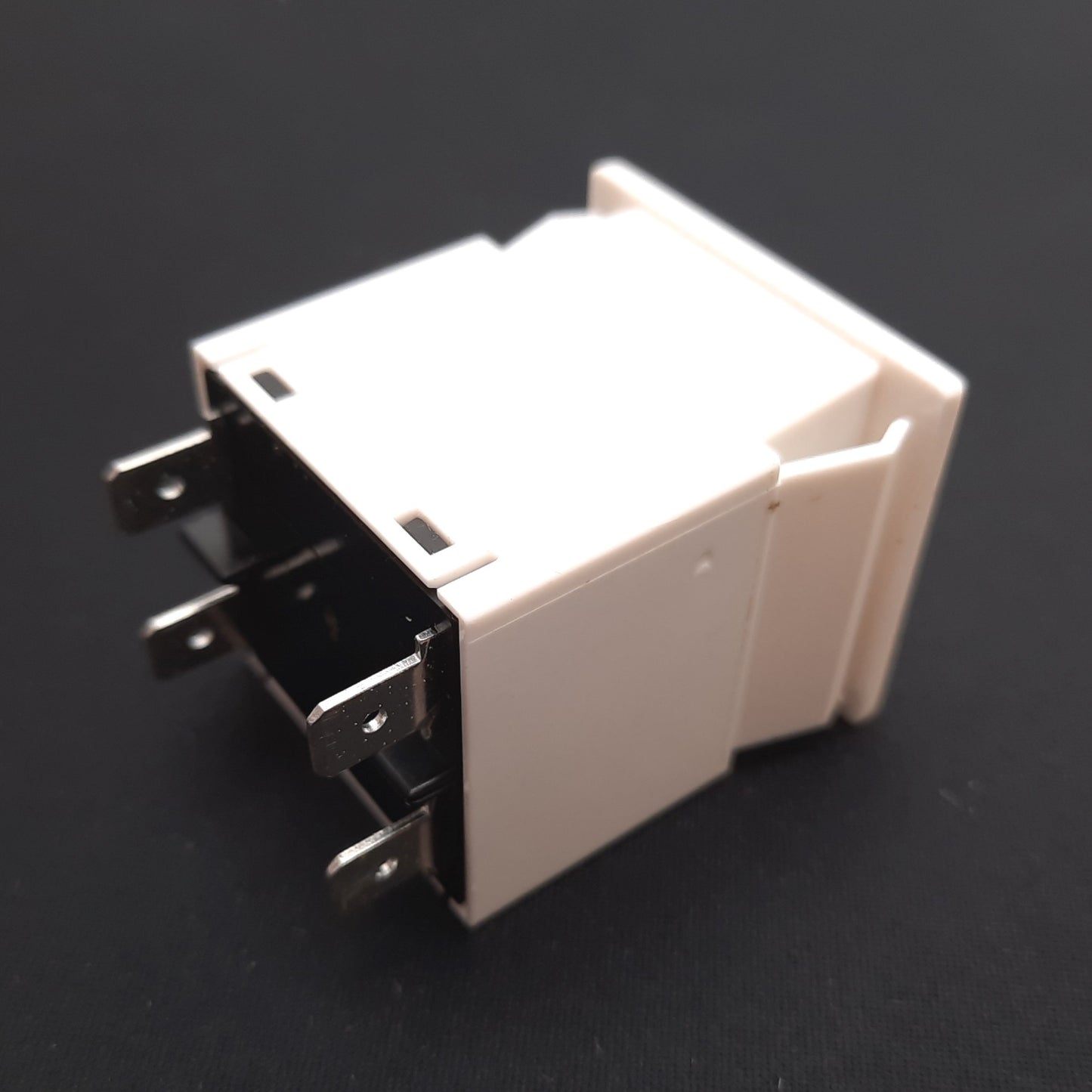 Used Carling Switch MA2-B-34-460-1-A12-1-C Circuit Breaker, 2-Pole, 6A 65VDC 250VAC