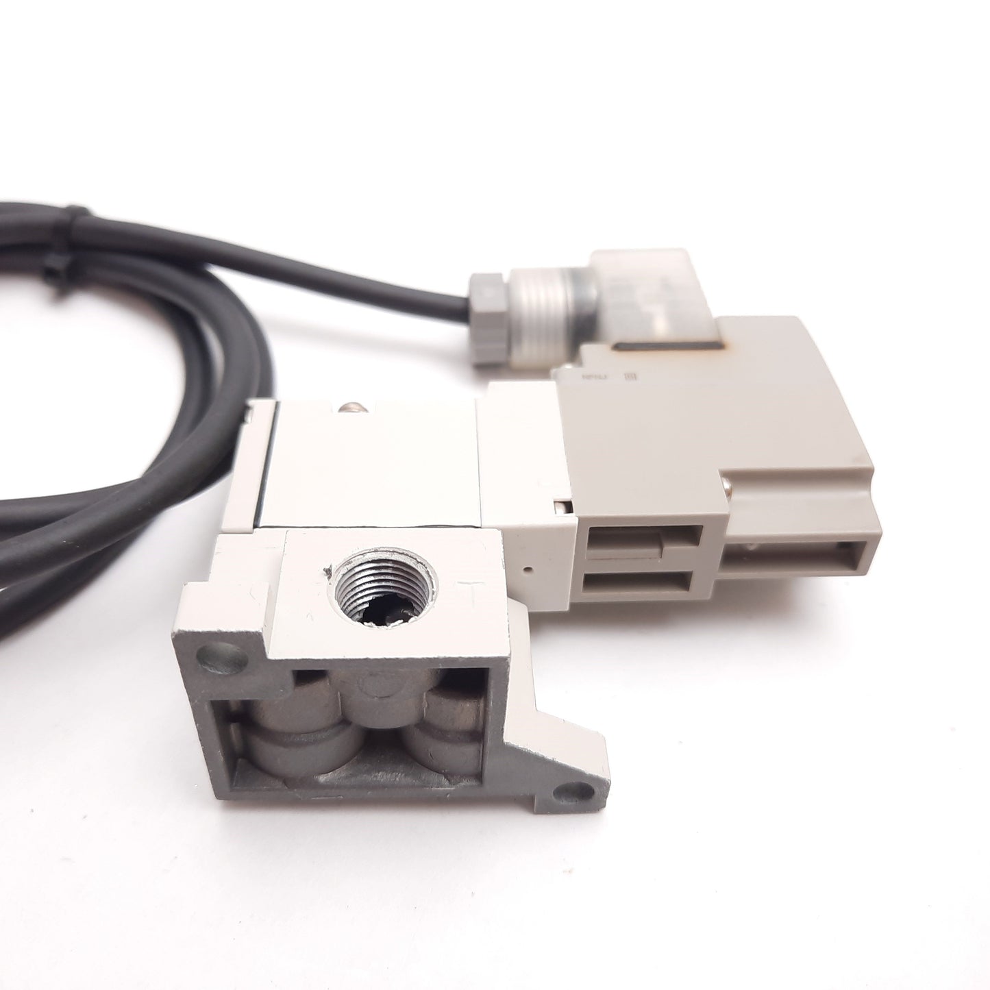 Used SMC SYJ514R-5DZ Solenoid Valve, 2-Position 3-Port, 24VDC, 0.15-0.7MPa, 1/4" NPT