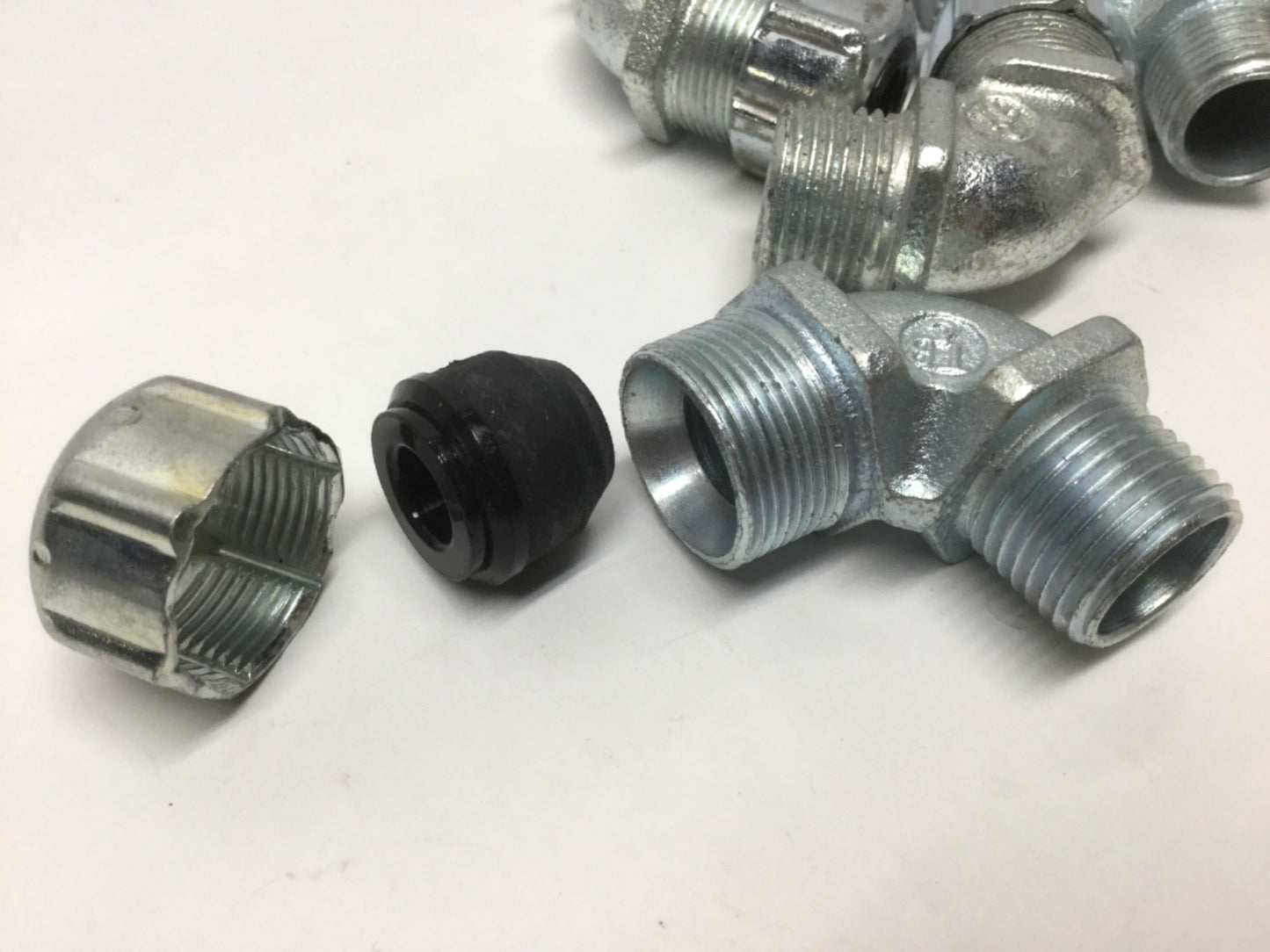 New – Open box Lot of 4 Thomas & Betts 4960 Liquidtight Cable Gland Strain Relief Fittings 1/2"