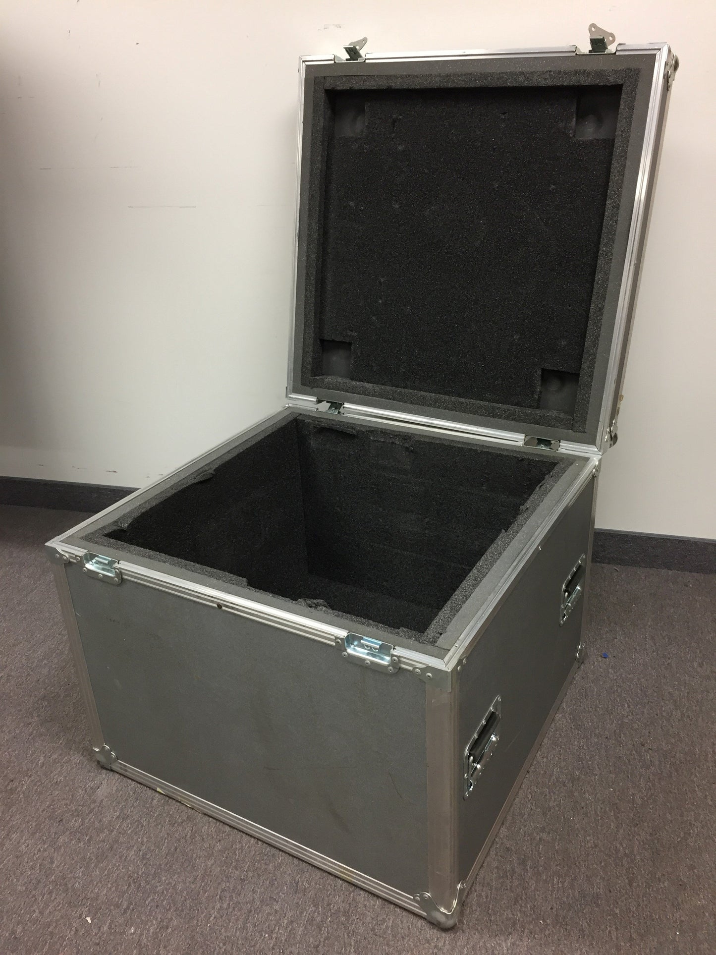 Used 30"x31"x24" Hard Plastic, Aluminum Trade Show Shipping Storage Case ID 24x24x18"