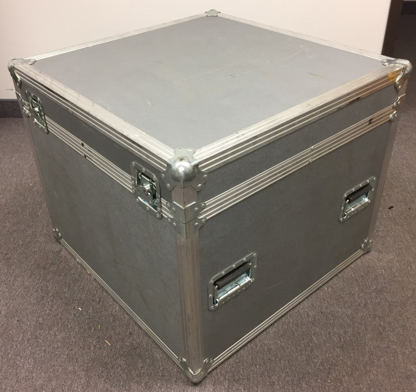 Used 30"x31"x24" Hard Plastic, Aluminum Trade Show Shipping Storage Case ID 24x24x18"