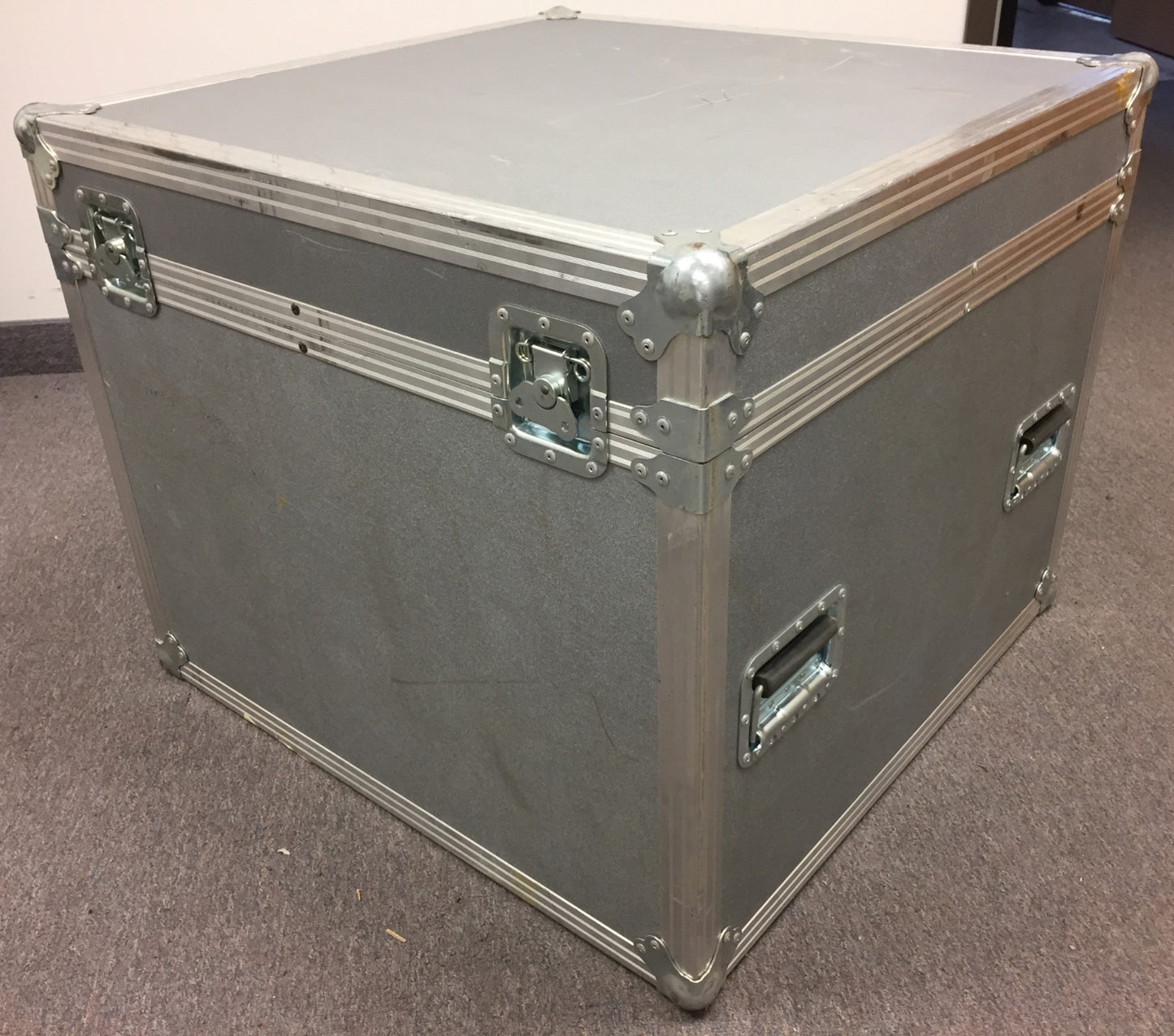 Used 30"x31"x24" Hard Plastic, Aluminum Trade Show Shipping Storage Case ID 24x24x18"