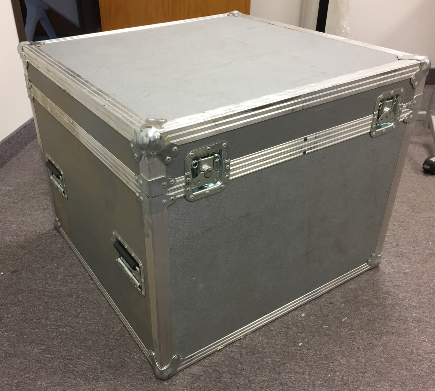 Used 30"x31"x24" Hard Plastic, Aluminum Trade Show Shipping Storage Case ID 24x24x18"