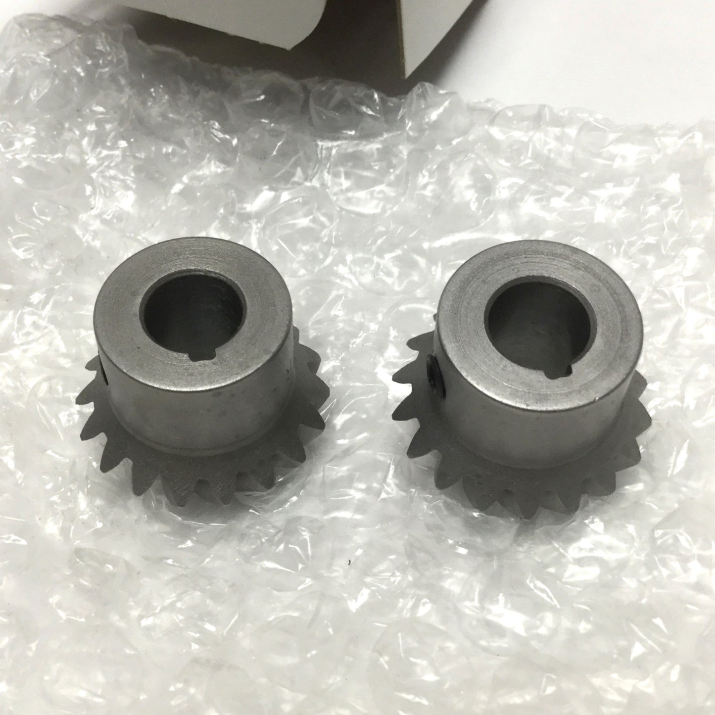 New – Open box Lot of 2 Boston HLSK110Y-R Miter Gear, Right Hand Spiral, 18 Teeth, 3/8" Bore
