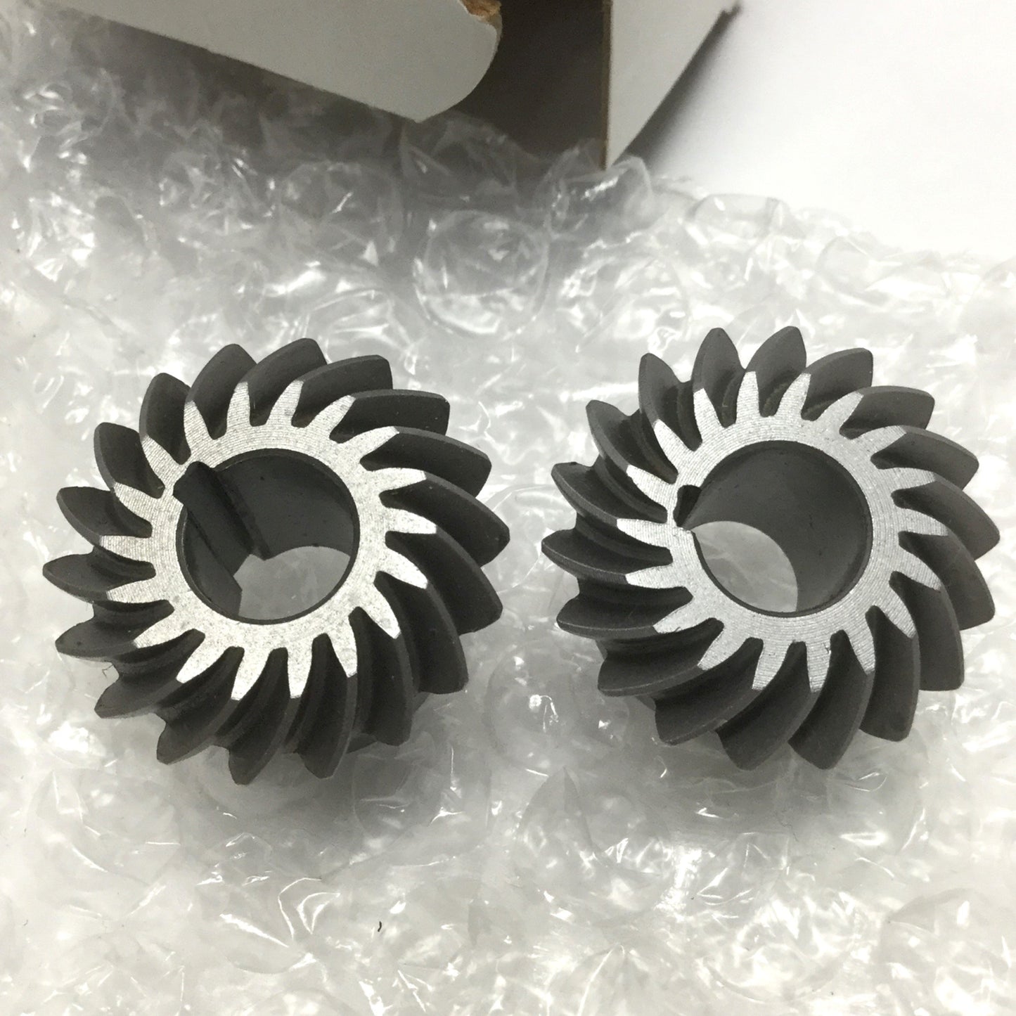 New – Open box Lot of 2 Boston HLSK110Y-R Miter Gear, Right Hand Spiral, 18 Teeth, 3/8" Bore